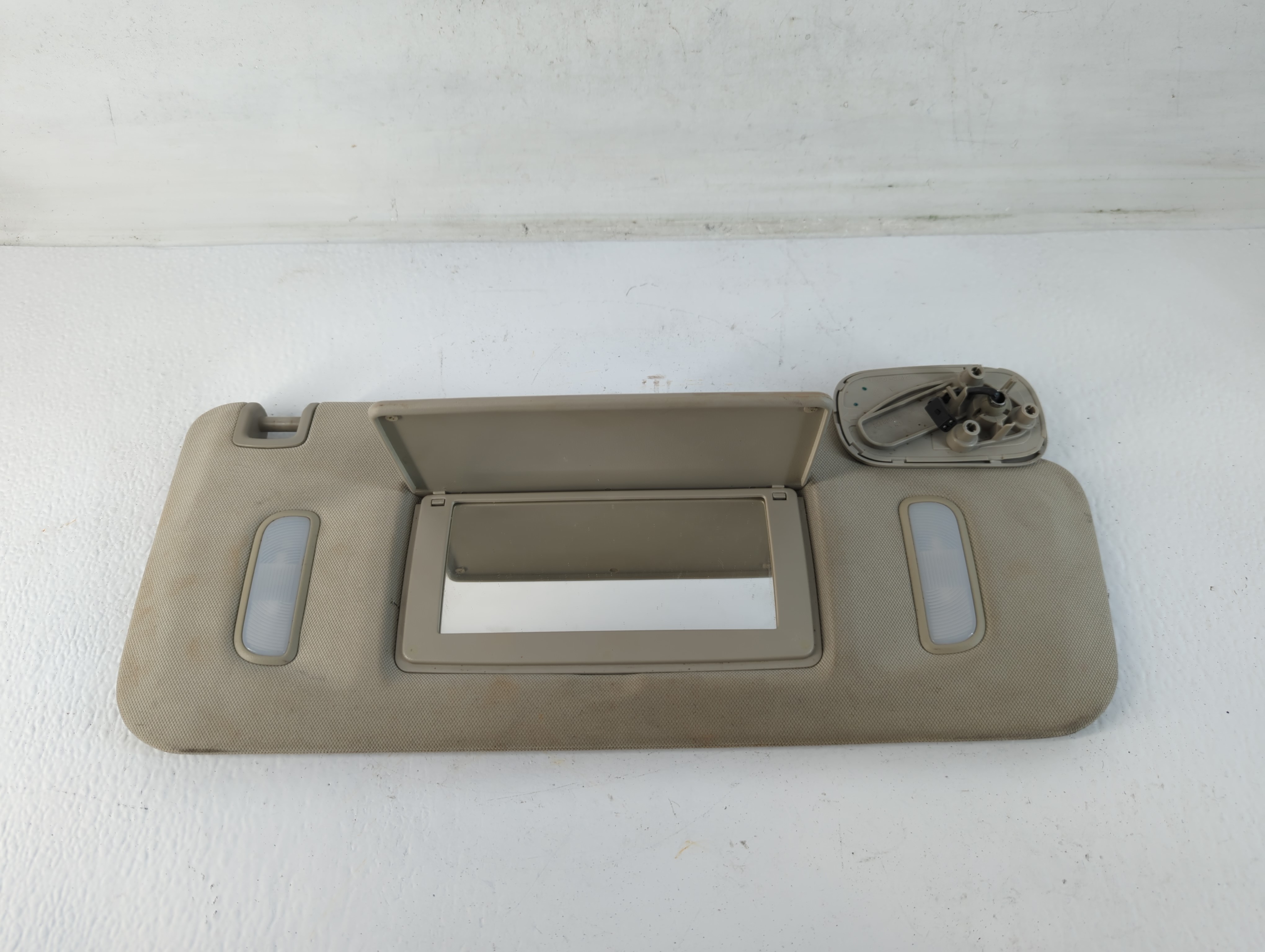 2007 Chevrolet Suburban 1500 Passenger Sun Visor Mirror Right Sunvisor 749934 - Oemusedautoparts1.com