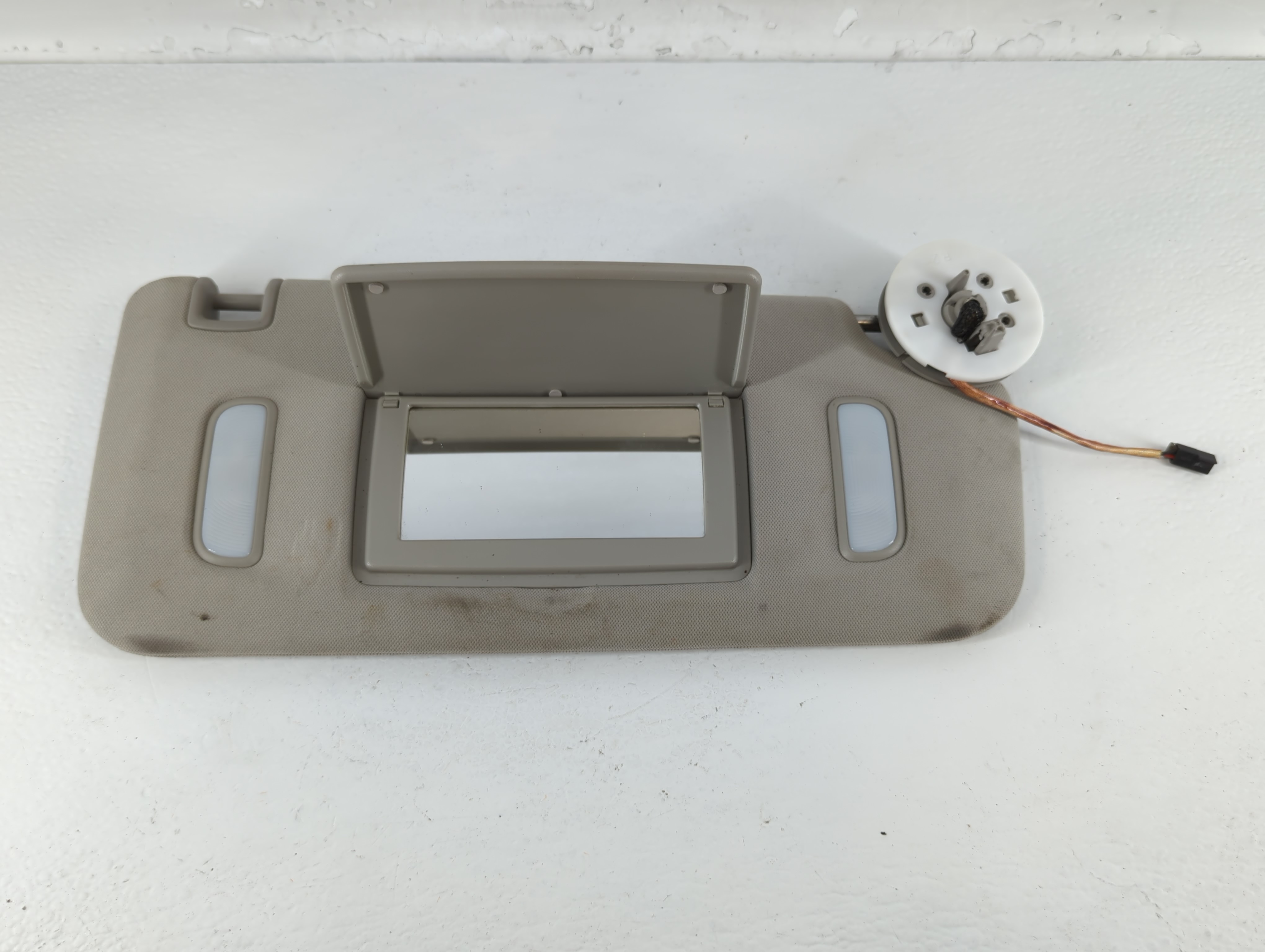Saturn Outlook Passenger Sun Visor Mirror Right Sunvisor Grey 750171 - Oemusedautoparts1.com