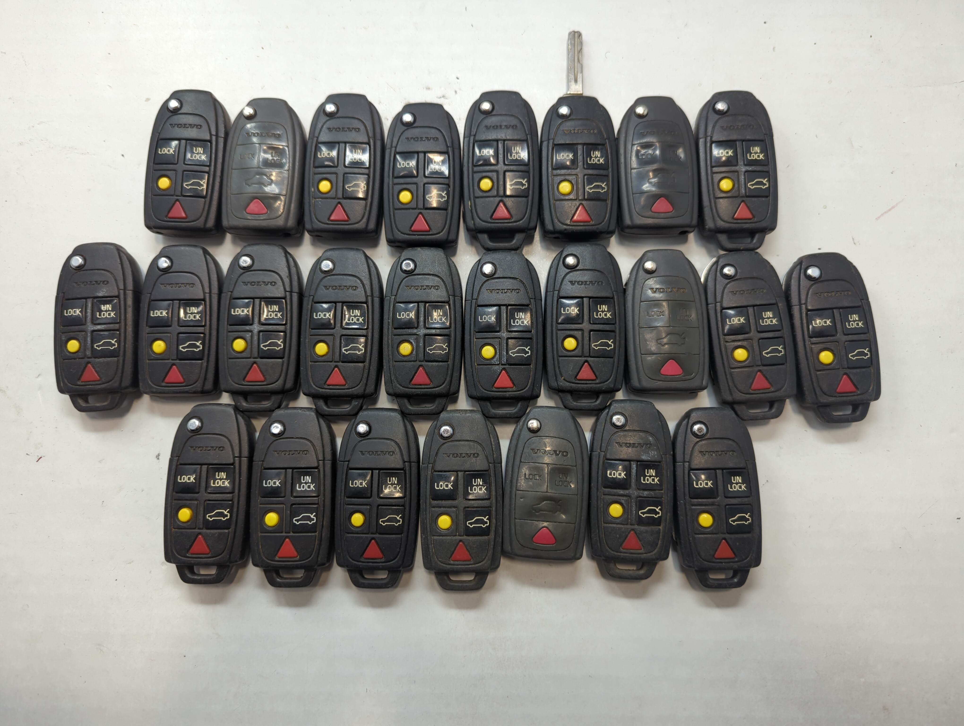 Picture of Lot of 25 Volvo Keyless Entry Remote Fob LQNP2T-APU 757550