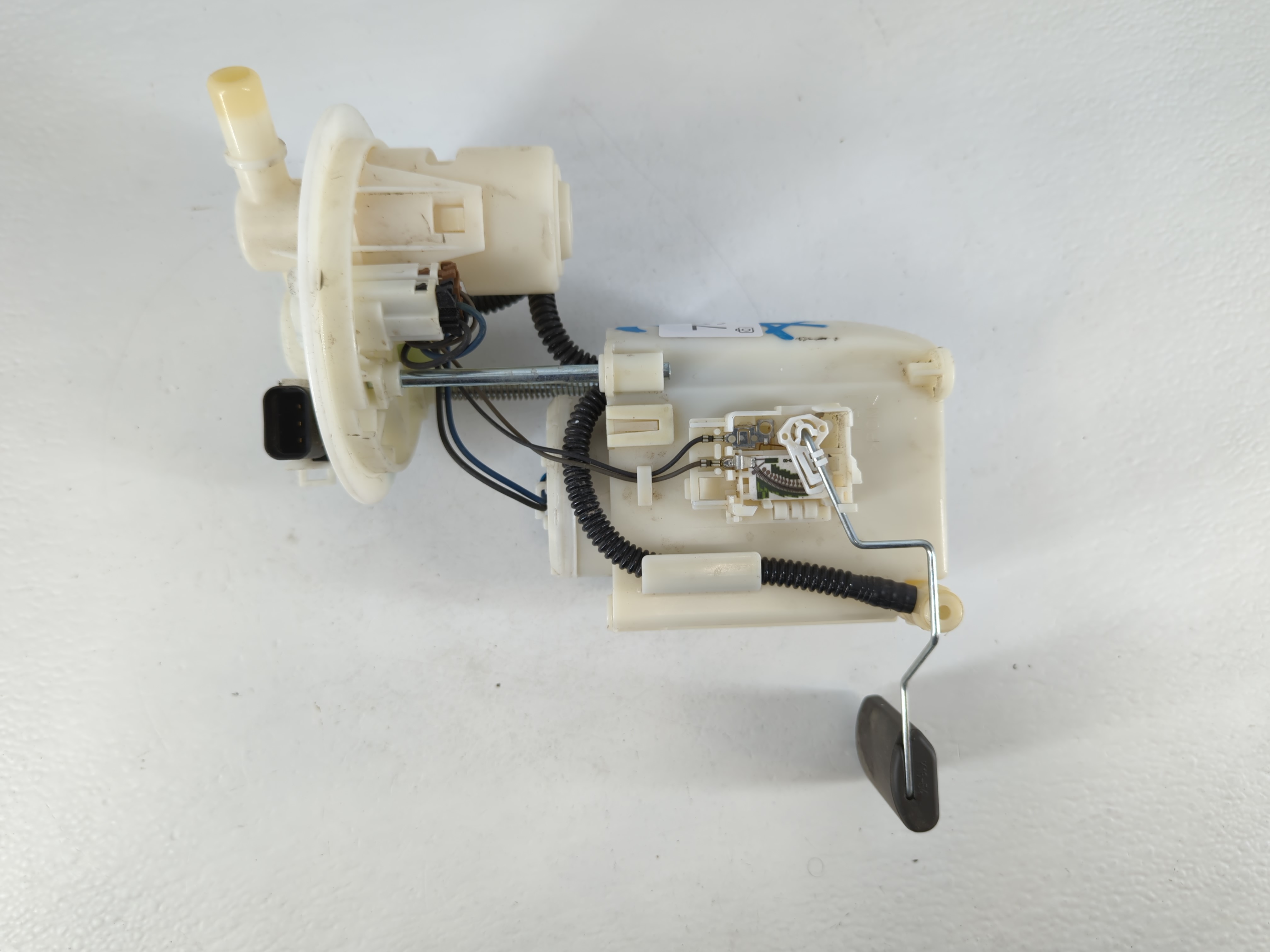 2013-2013 Hyundai Elantra Electrical Gas Fuel Pump Assembly 758015 - Oemusedautoparts1.com