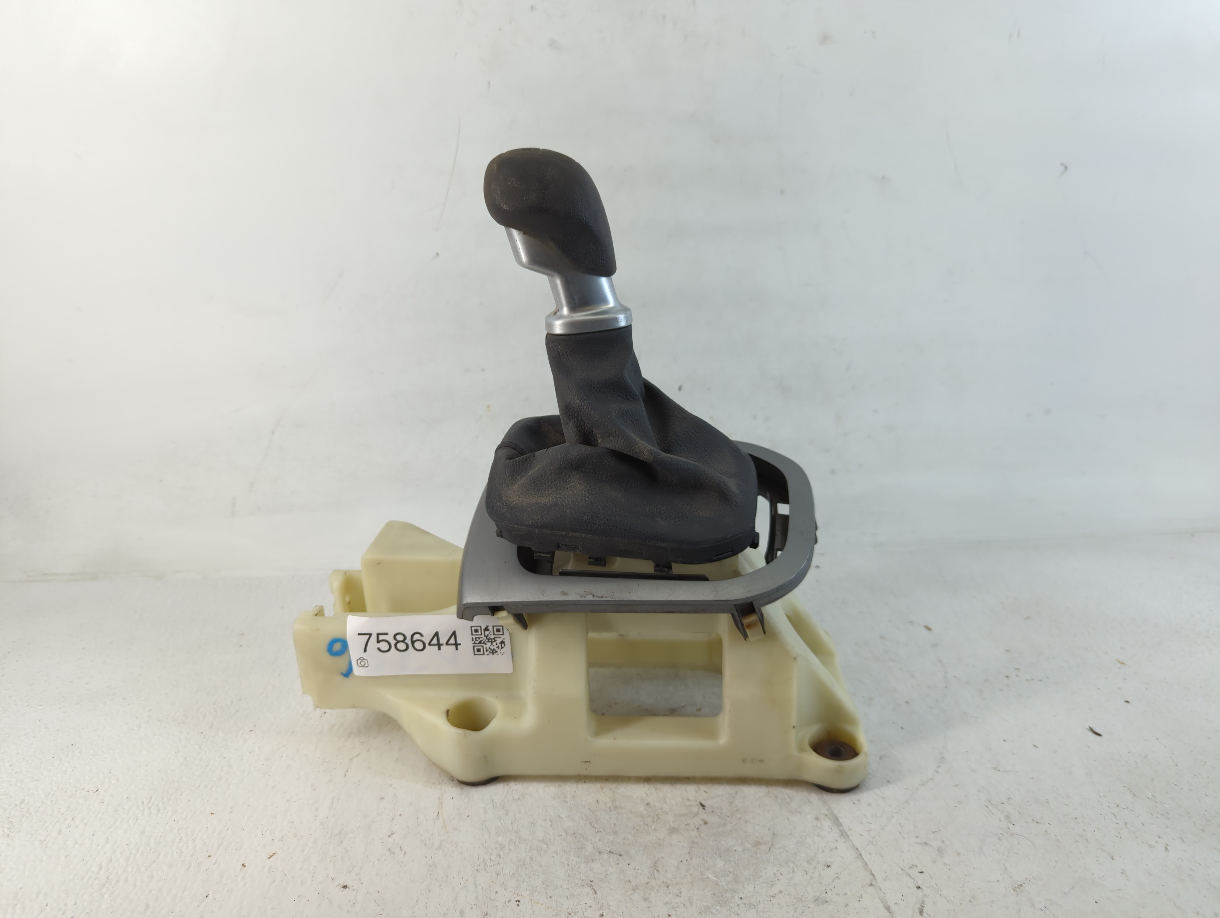2016 Kia Rio Floor Console Assembly Shifter 758644 - Oemusedautoparts1.com