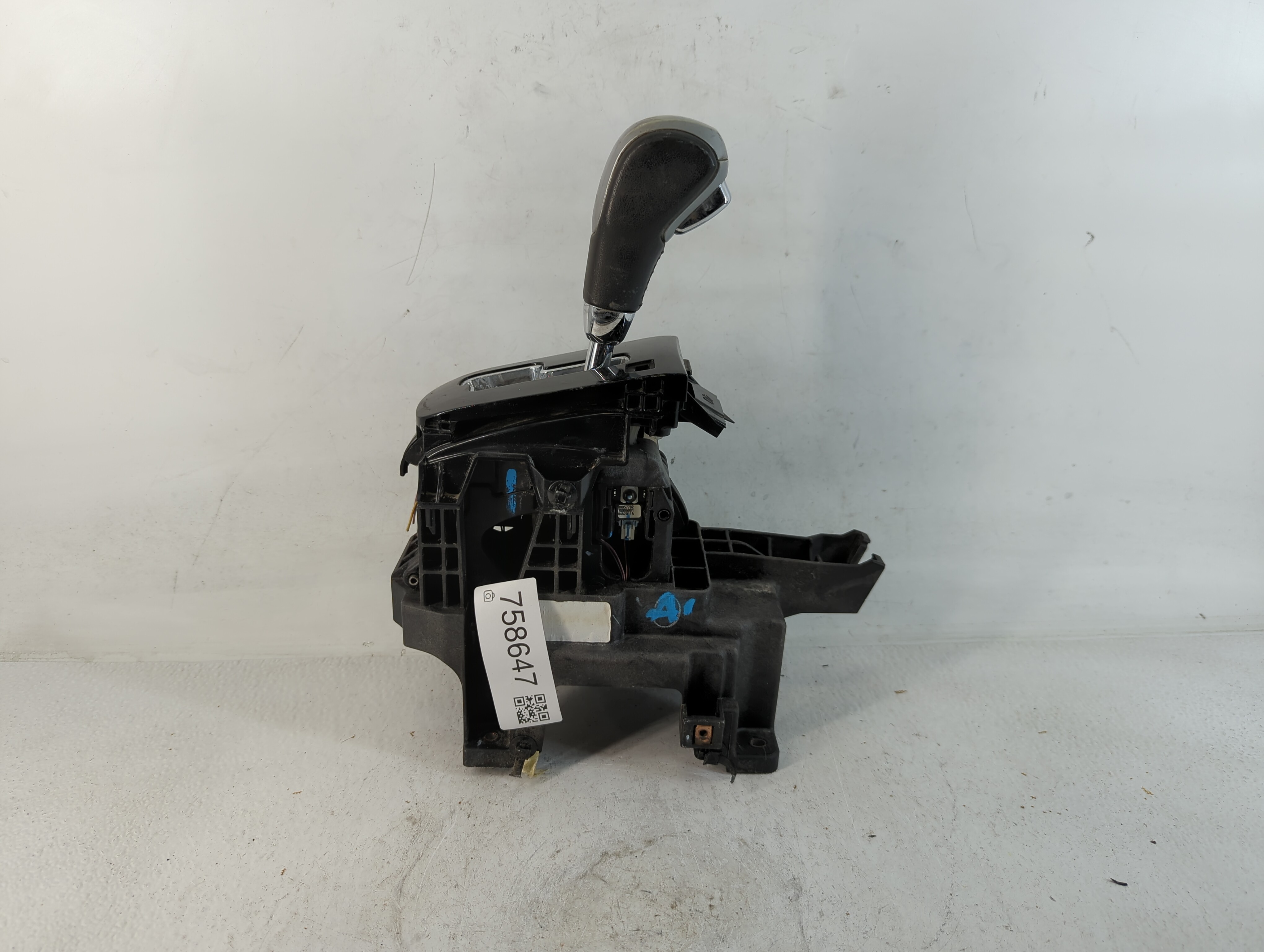 2011 Chevrolet Cruze Floor Console Assembly Shifter 758647 - Oemusedautoparts1.com