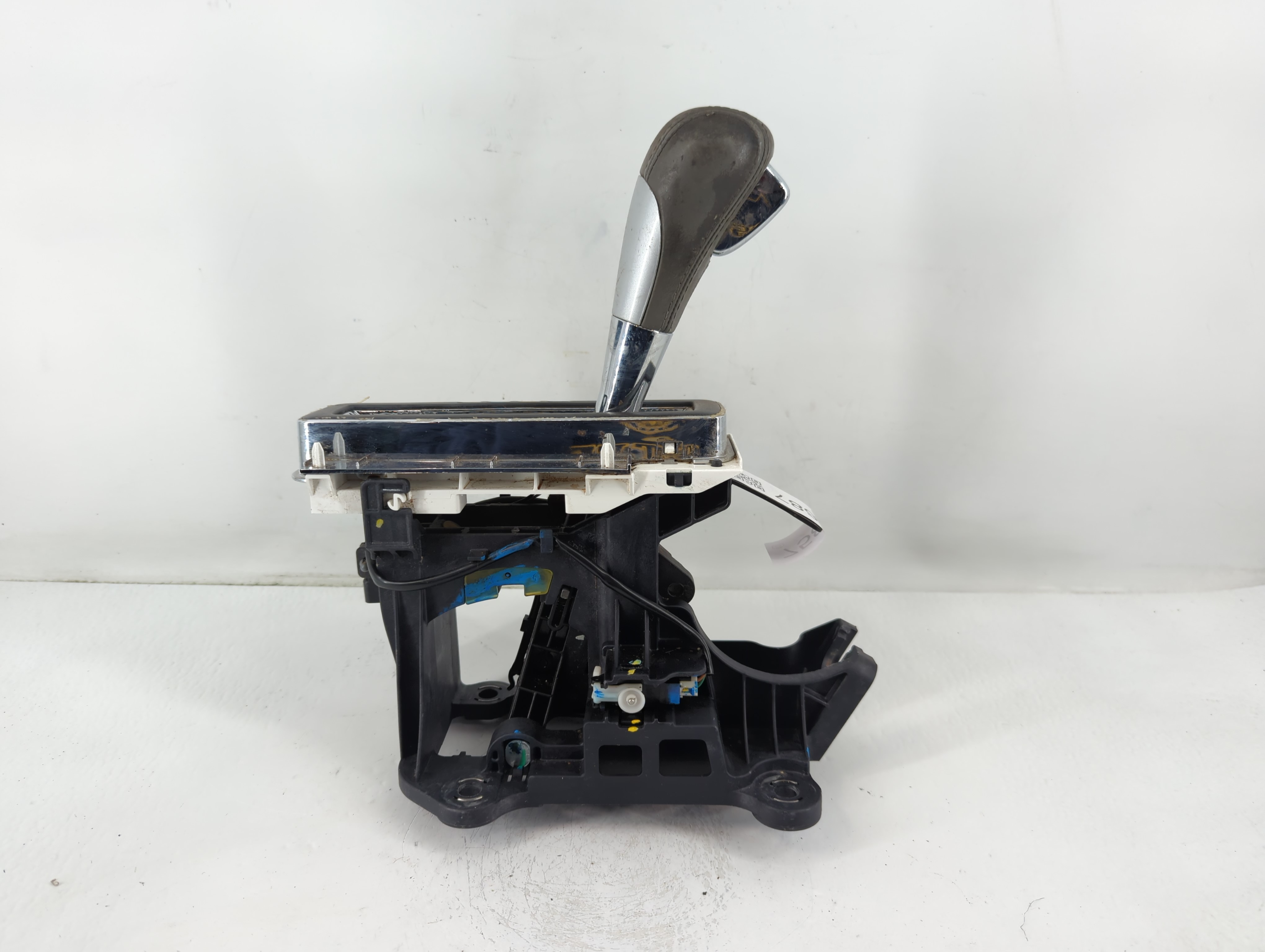 2009 Chevrolet Traverse Floor Console Assembly Shifter 758687 - Oemusedautoparts1.com