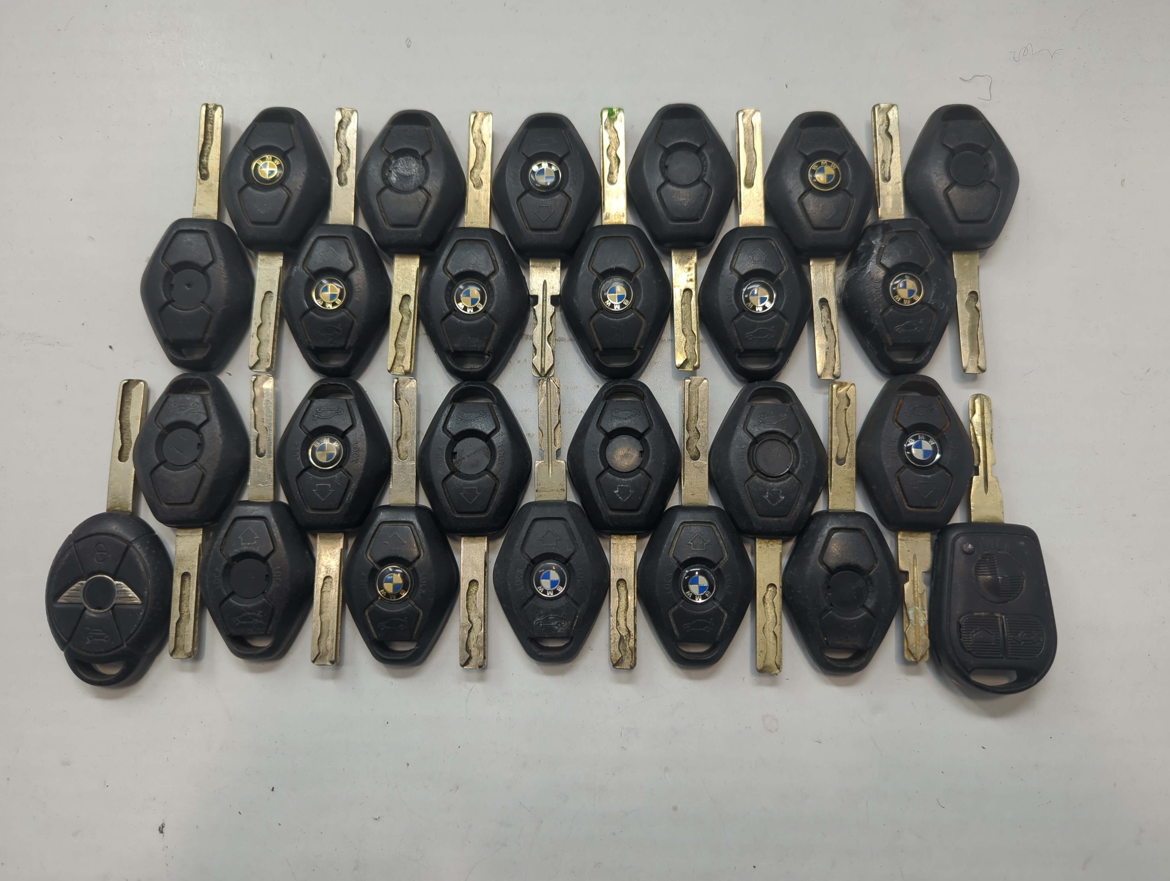Lot of 25 Bmw Keyless Entry Remote Fob MIXED FCC IDS MIXED PART NUMBERS 758992 - Oemusedautoparts1.com