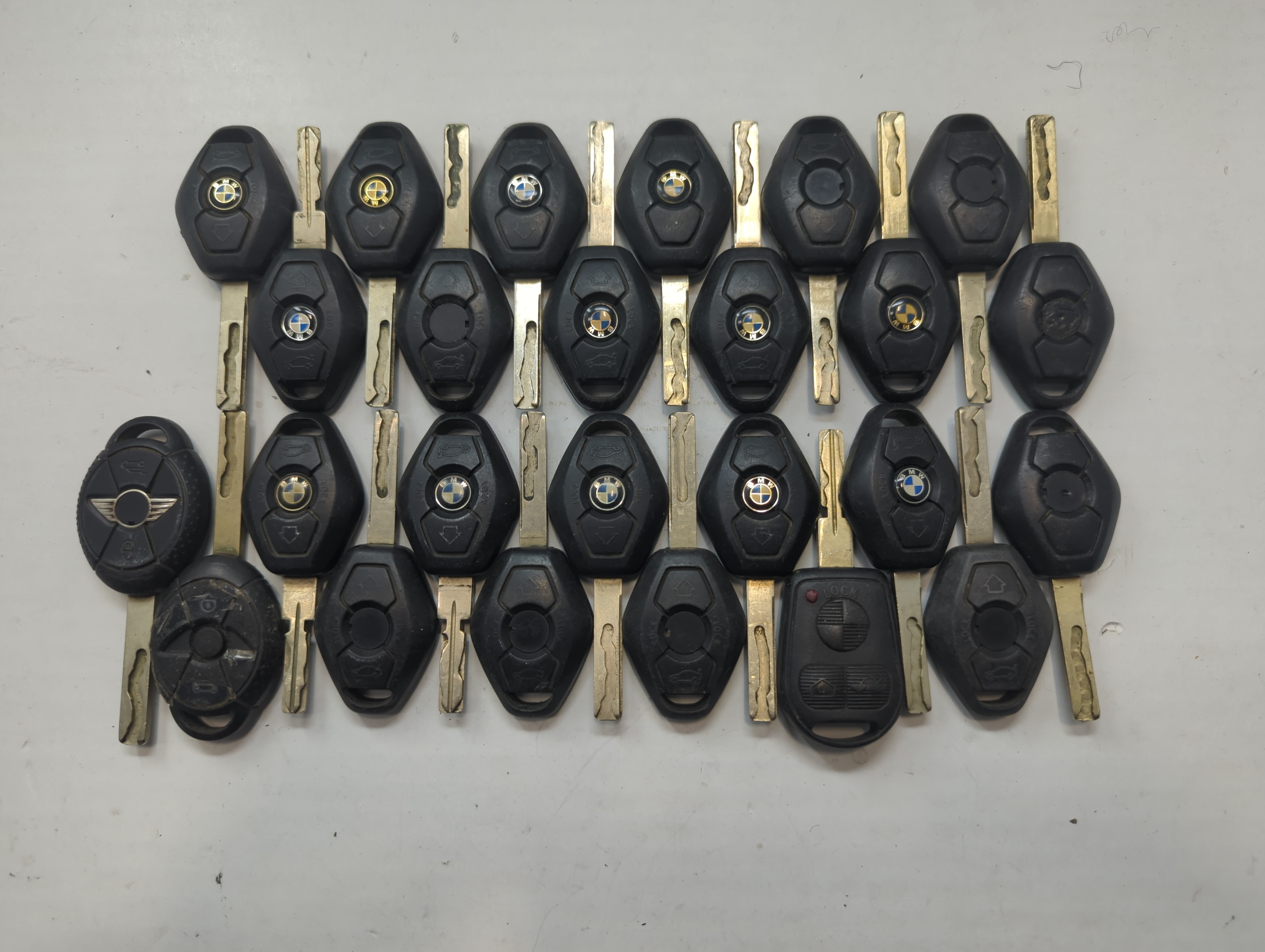 Lot of 25 Bmw Keyless Entry Remote Fob MIXED FCC IDS MIXED PART NUMBERS 758996 - Oemusedautoparts1.com