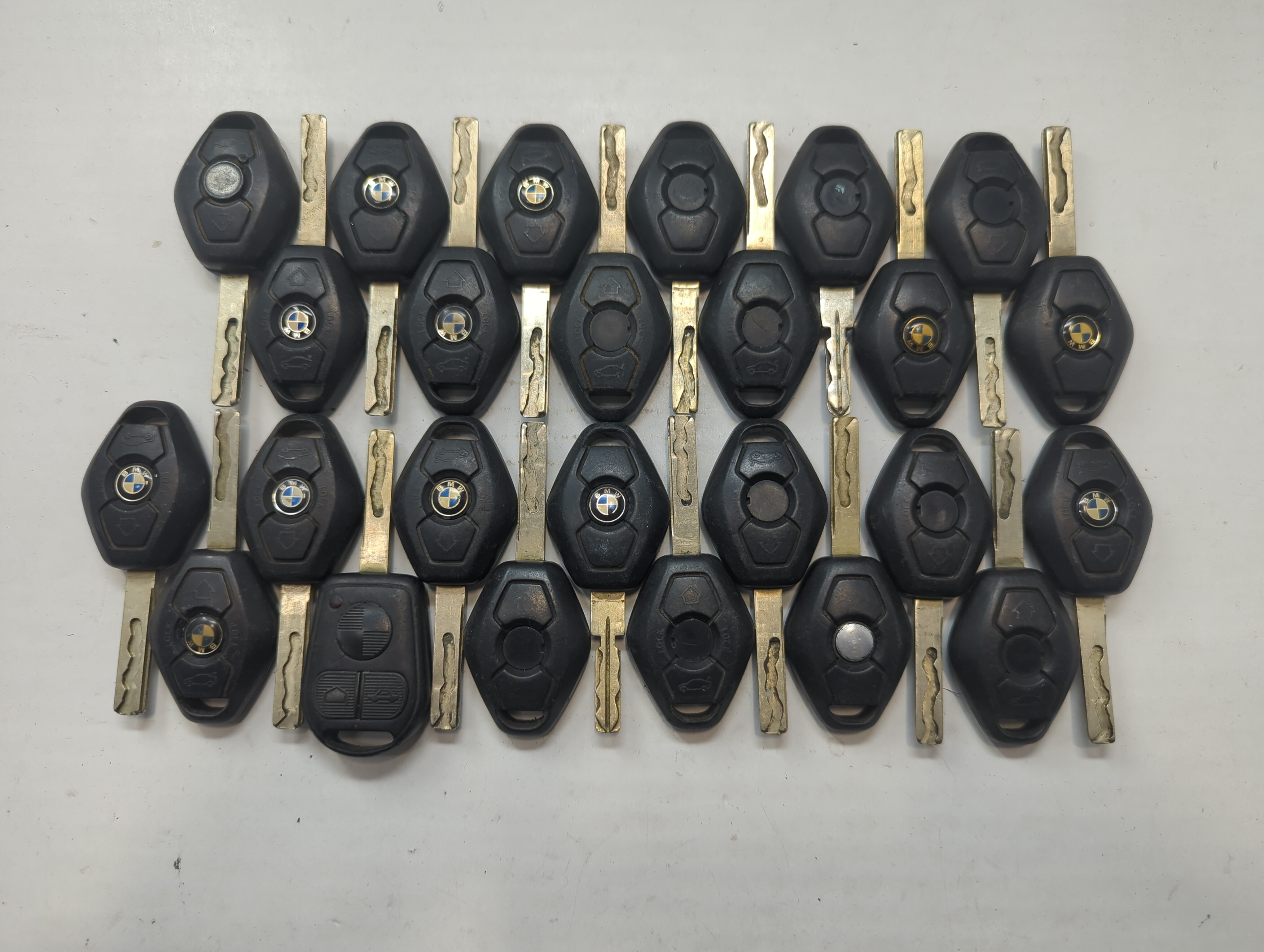 Lot of 25 Bmw Keyless Entry Remote Fob MIXED FCC IDS MIXED PART NUMBERS 759015 - Oemusedautoparts1.com