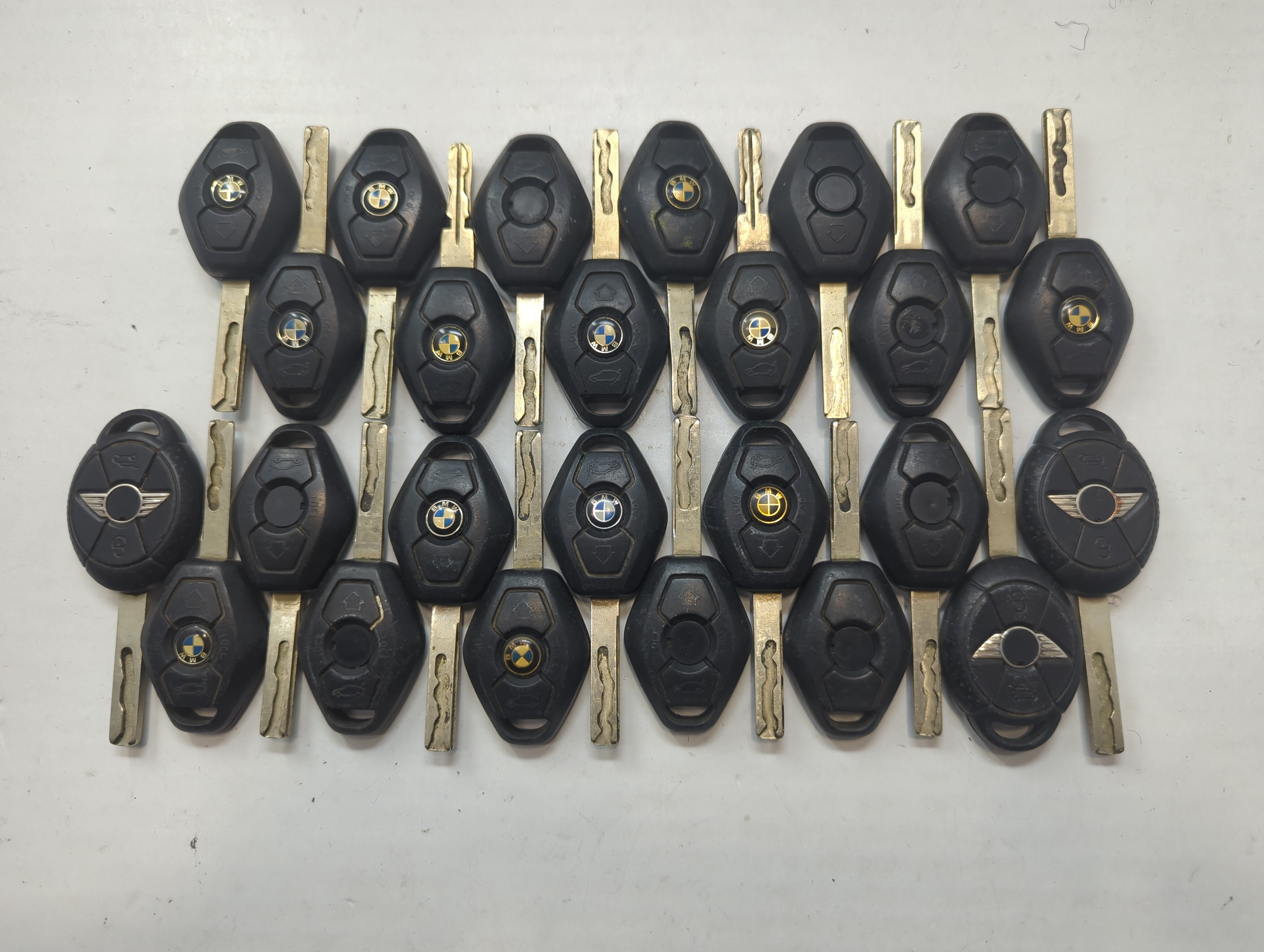 Lot of 25 Bmw Keyless Entry Remote Fob MIXED FCC IDS MIXED PART NUMBERS 759016 - Oemusedautoparts1.com