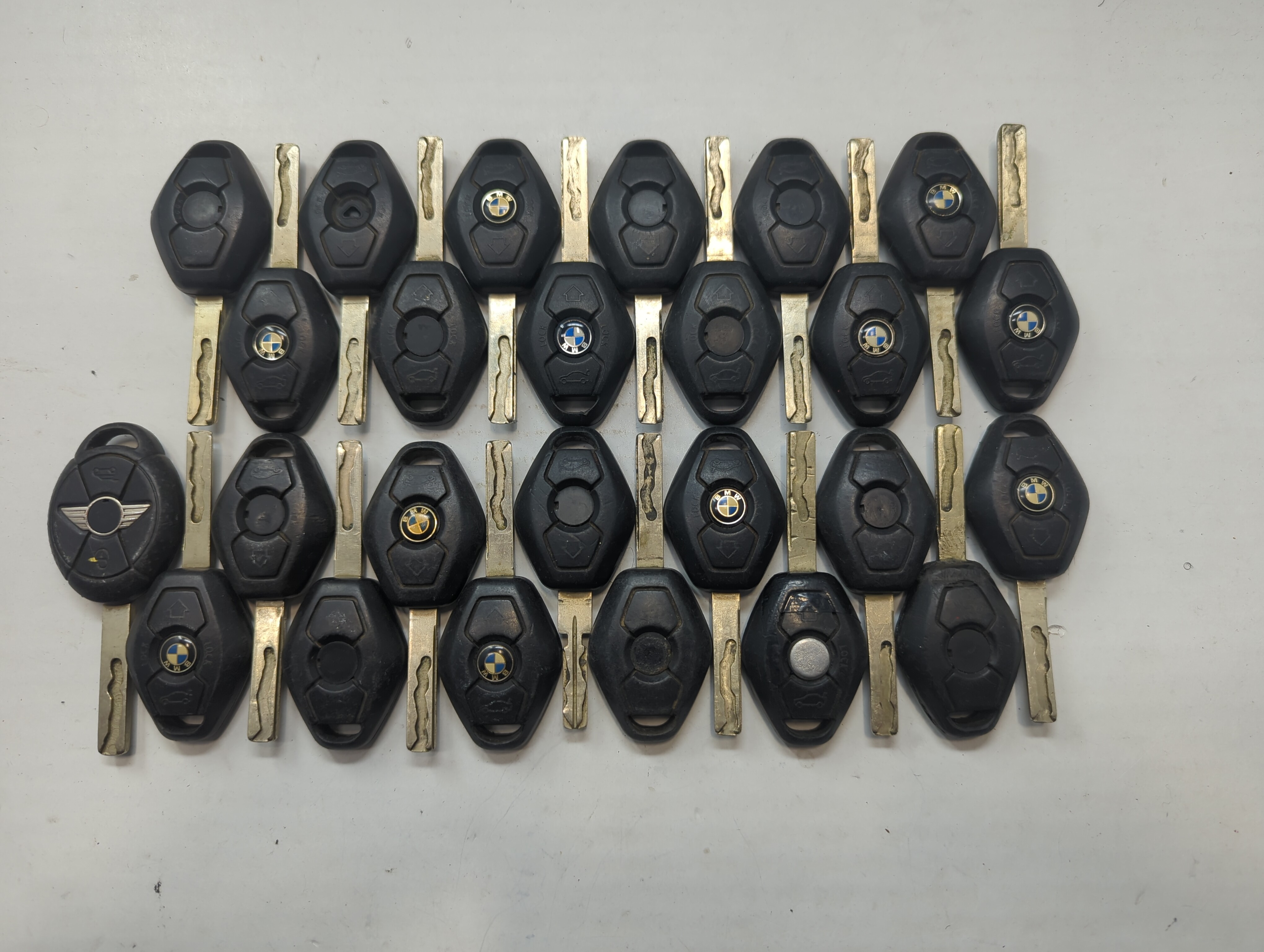 Lot of 25 Bmw Keyless Entry Remote Fob MIXED FCC IDS MIXED PART NUMBERS 759018 - Oemusedautoparts1.com