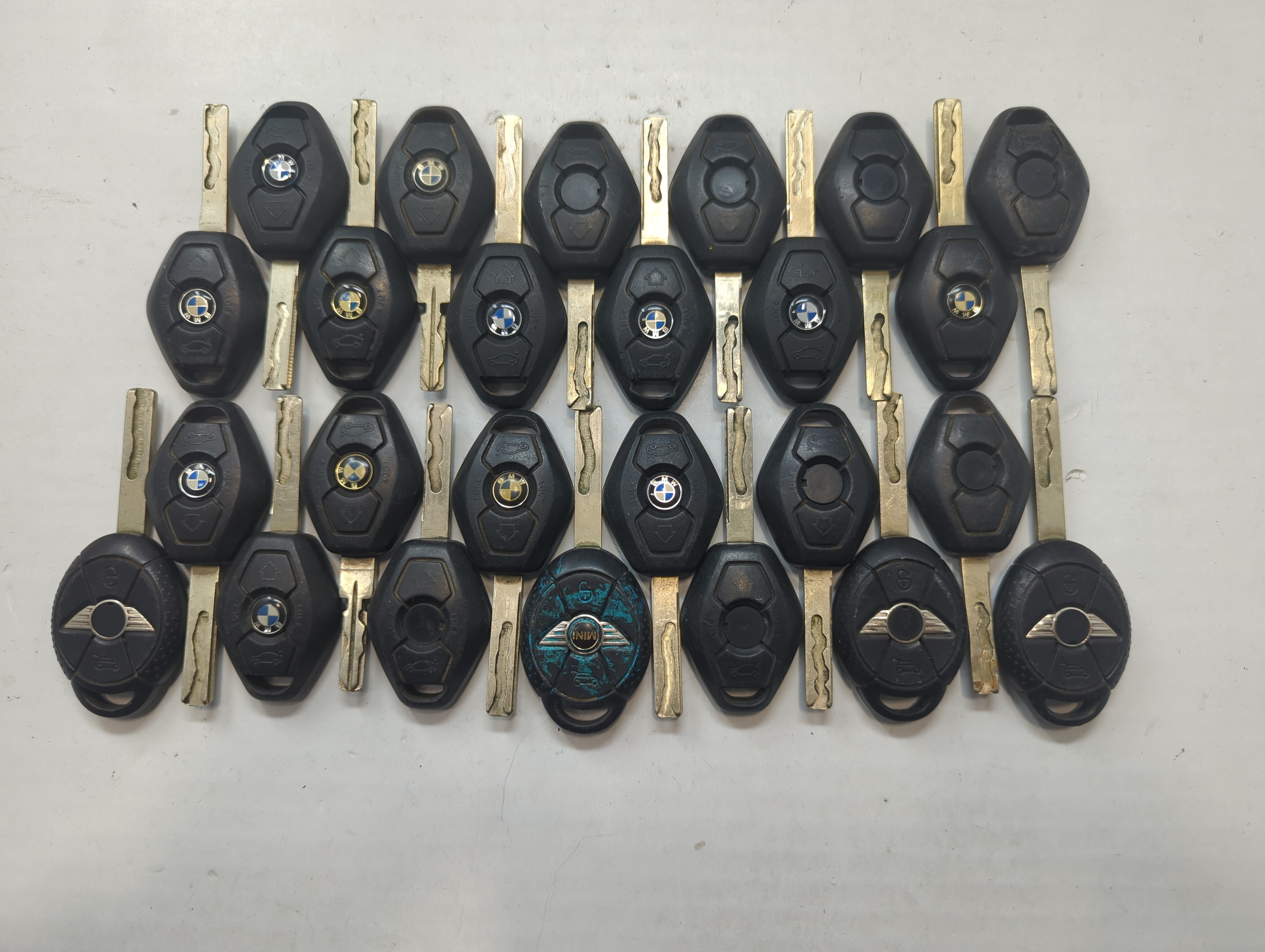 Lot of 25 Bmw Keyless Entry Remote Fob MIXED FCC IDS MIXED PART NUMBERS 759019 - Oemusedautoparts1.com