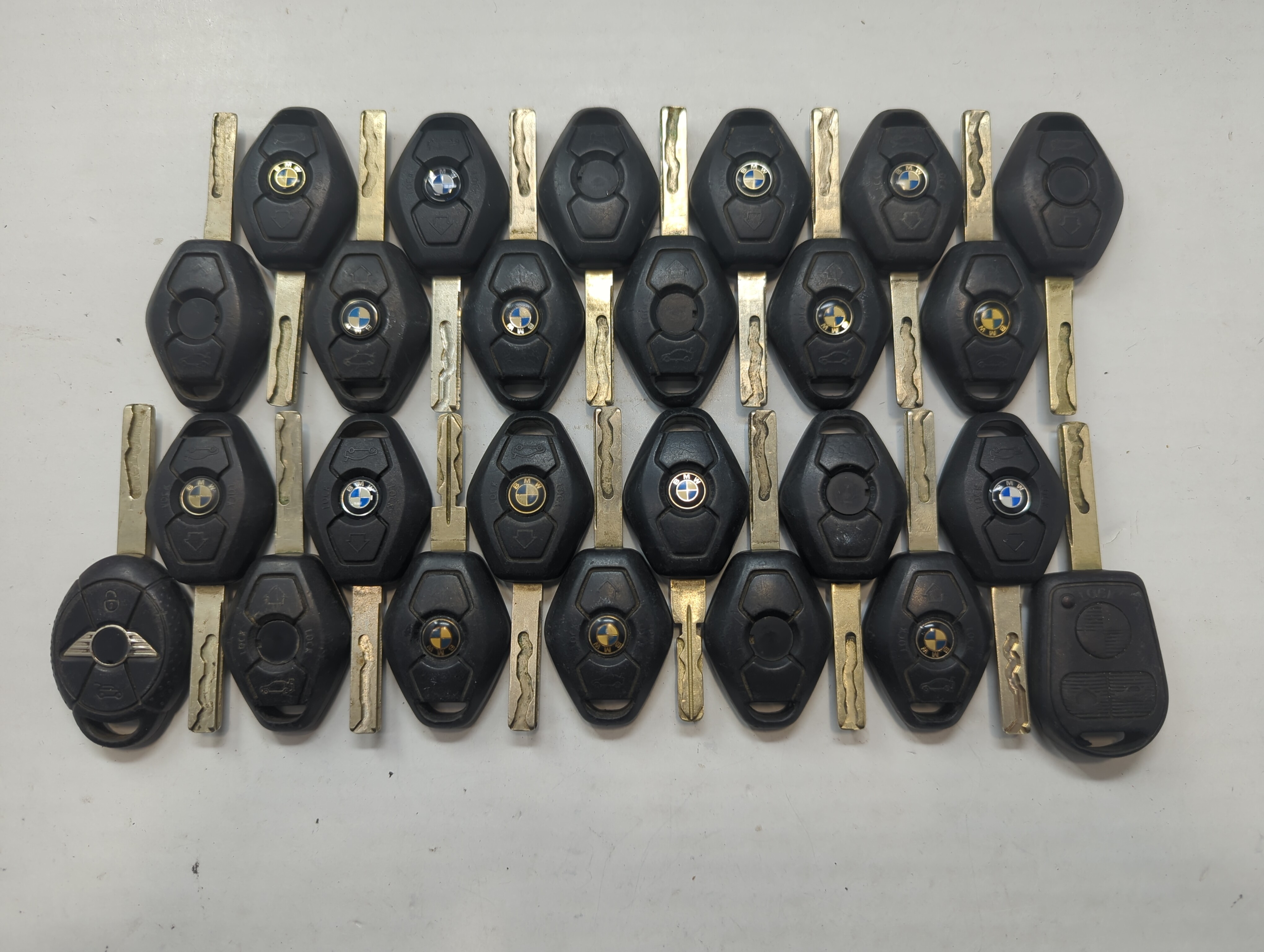 Lot of 25 Bmw Keyless Entry Remote Fob MIXED FCC IDS MIXED PART NUMBERS 759024 - Oemusedautoparts1.com