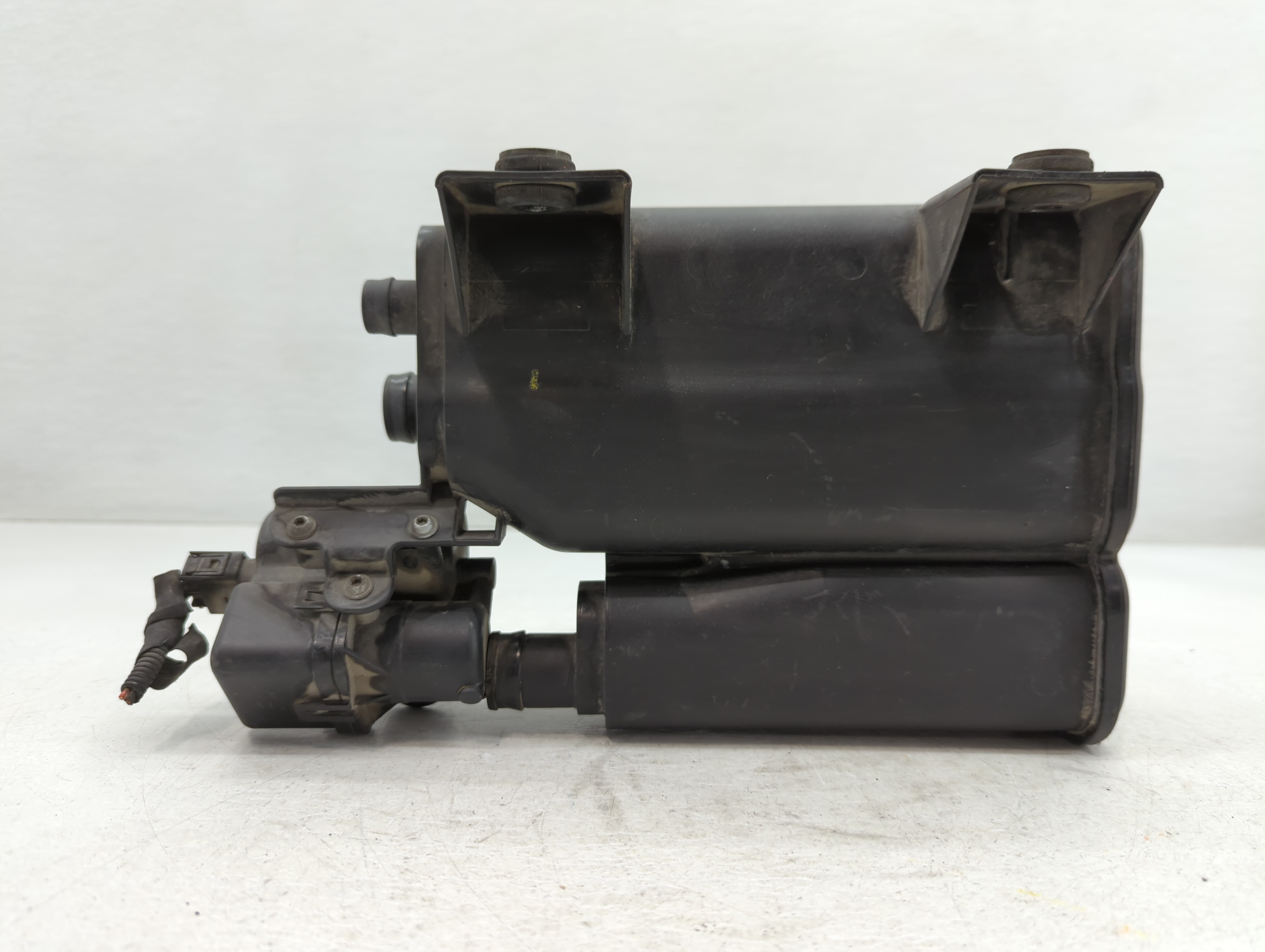 2005 Bmw 645ci Fuel Vapor Charcoal Canister 759346 - Oemusedautoparts1.com