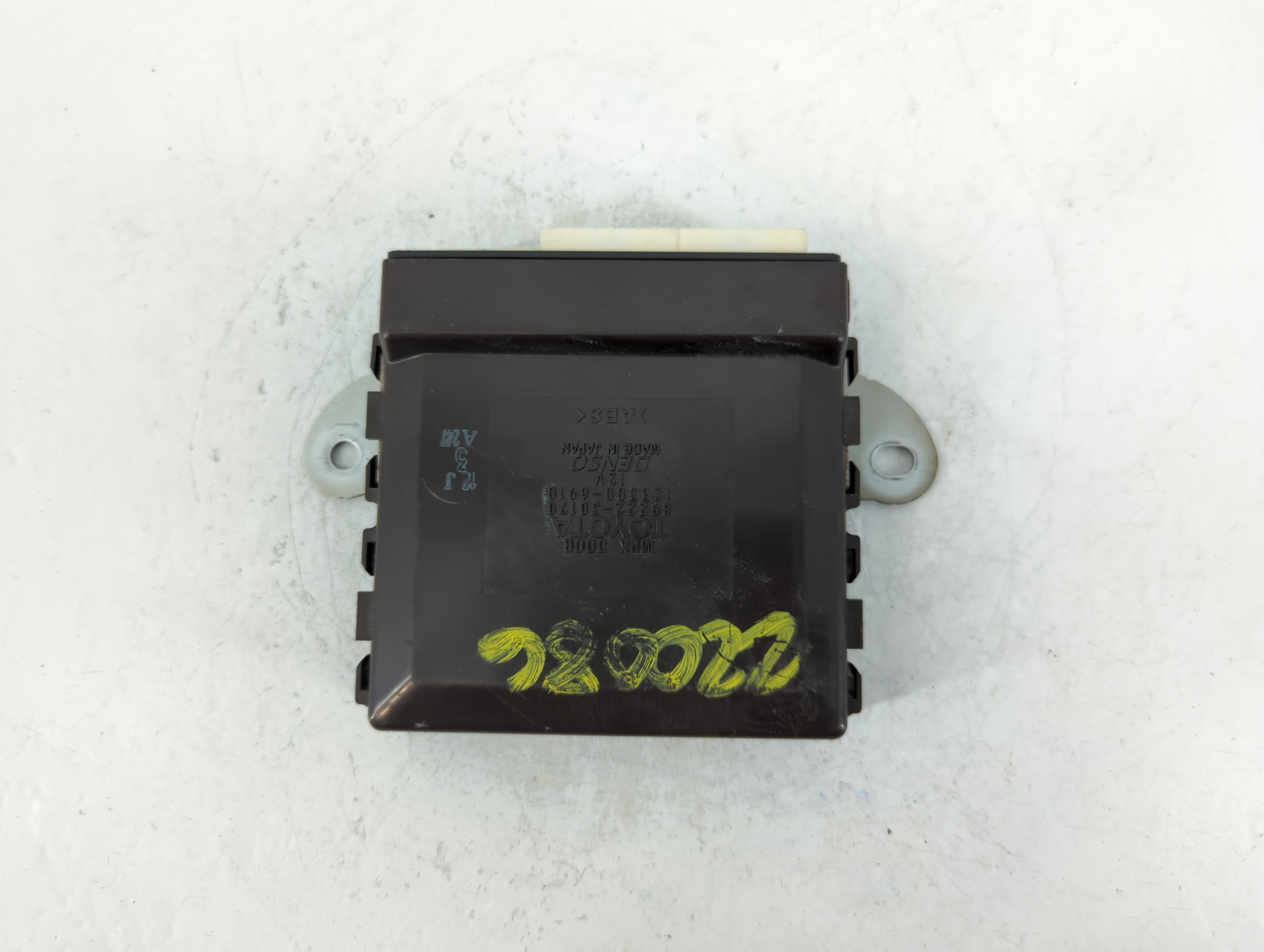 Picture of 2008-2011 Lexus Gs460 Body Control Module Bcm Inner Cabin Fuse Box 759870