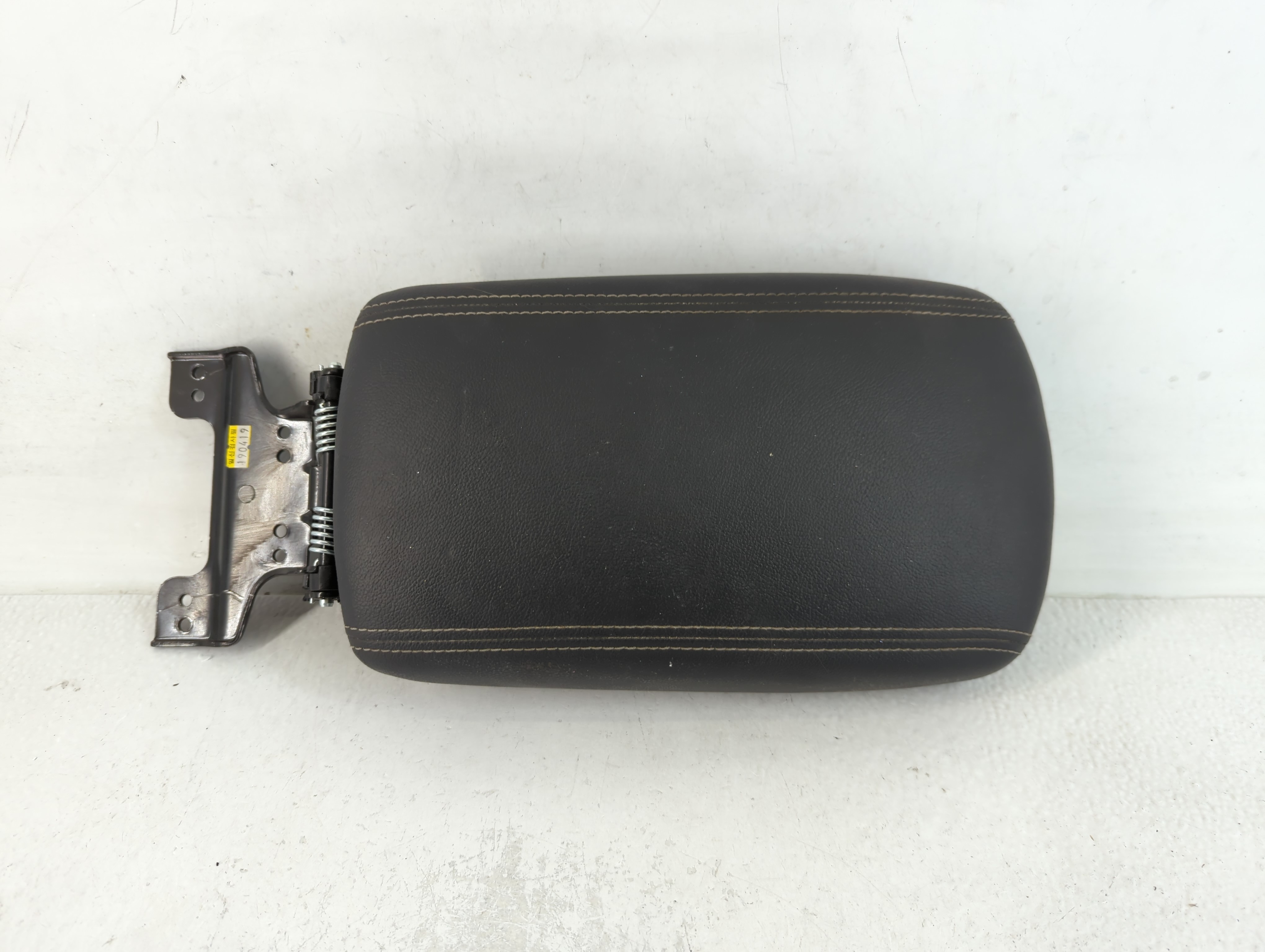 2020 Kia Sportage Center Console Armrest Cover Lid Black 760350 - Oemusedautoparts1.com