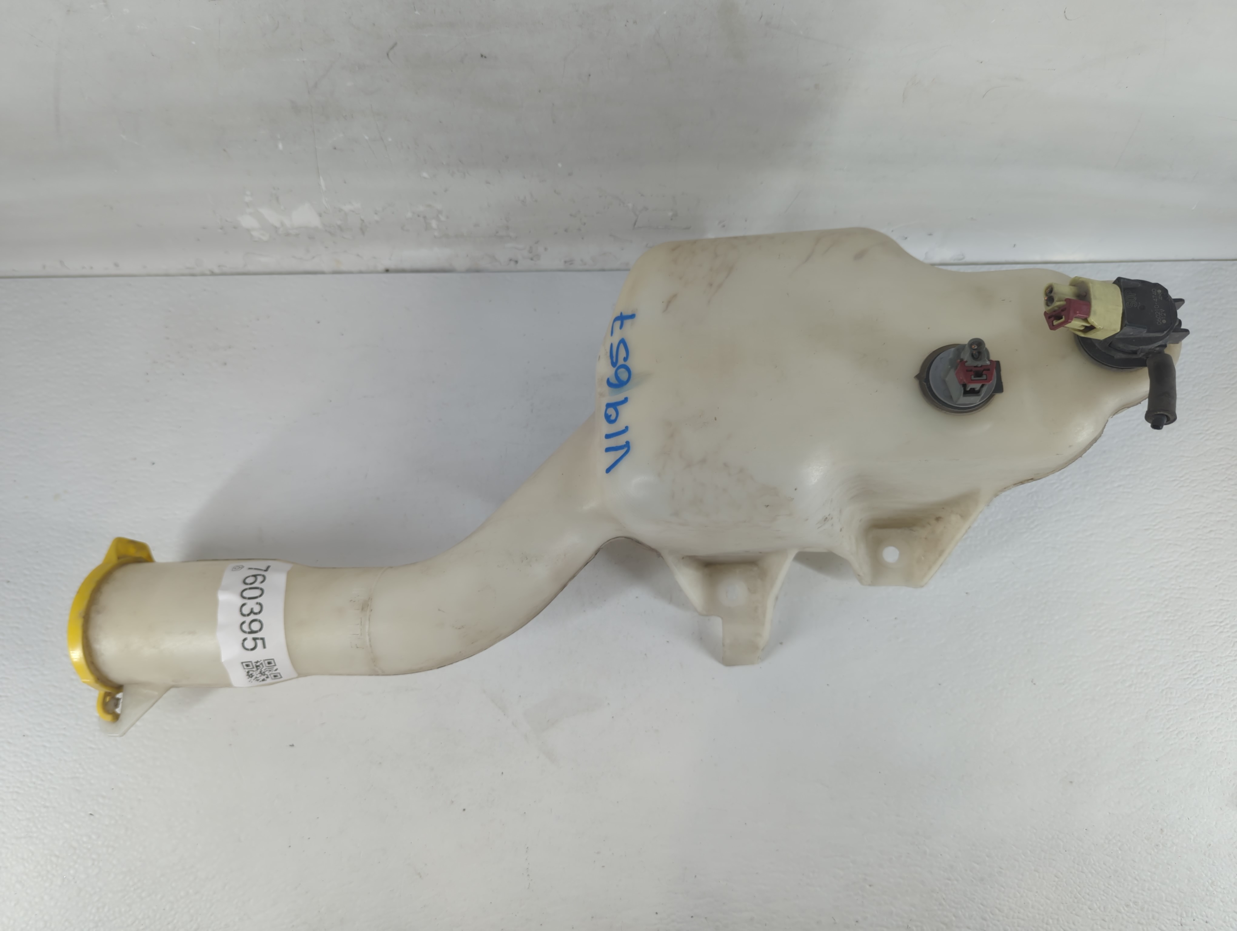 Picture of 2006-2010 Dodge Charger Windshield Washer Fluid Reservoir Bottle Oem 760395