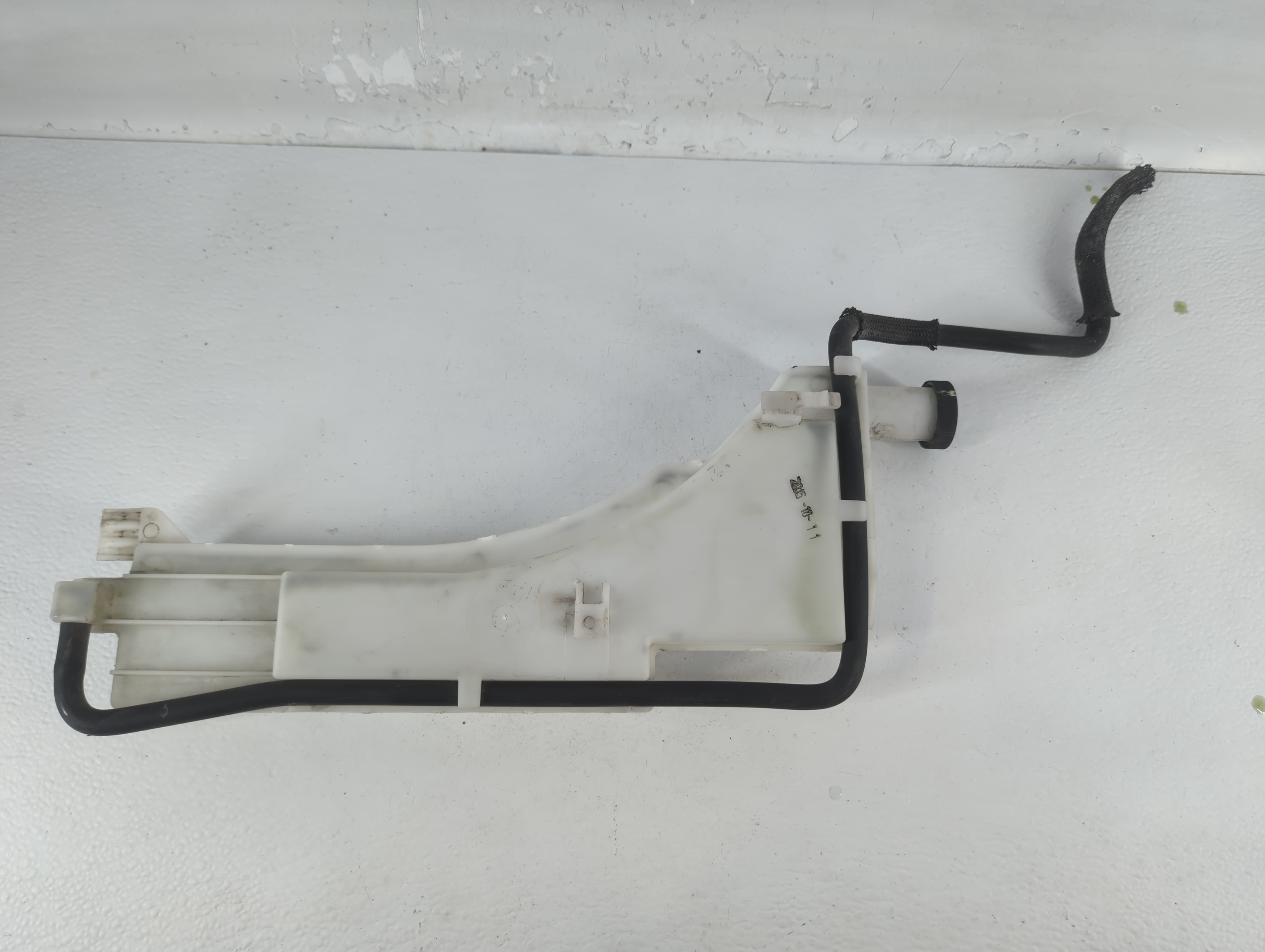 2016 Nissan Juke Windshield Washer Fluid Reservoir Bottle Oem 760404 - Oemusedautoparts1.com