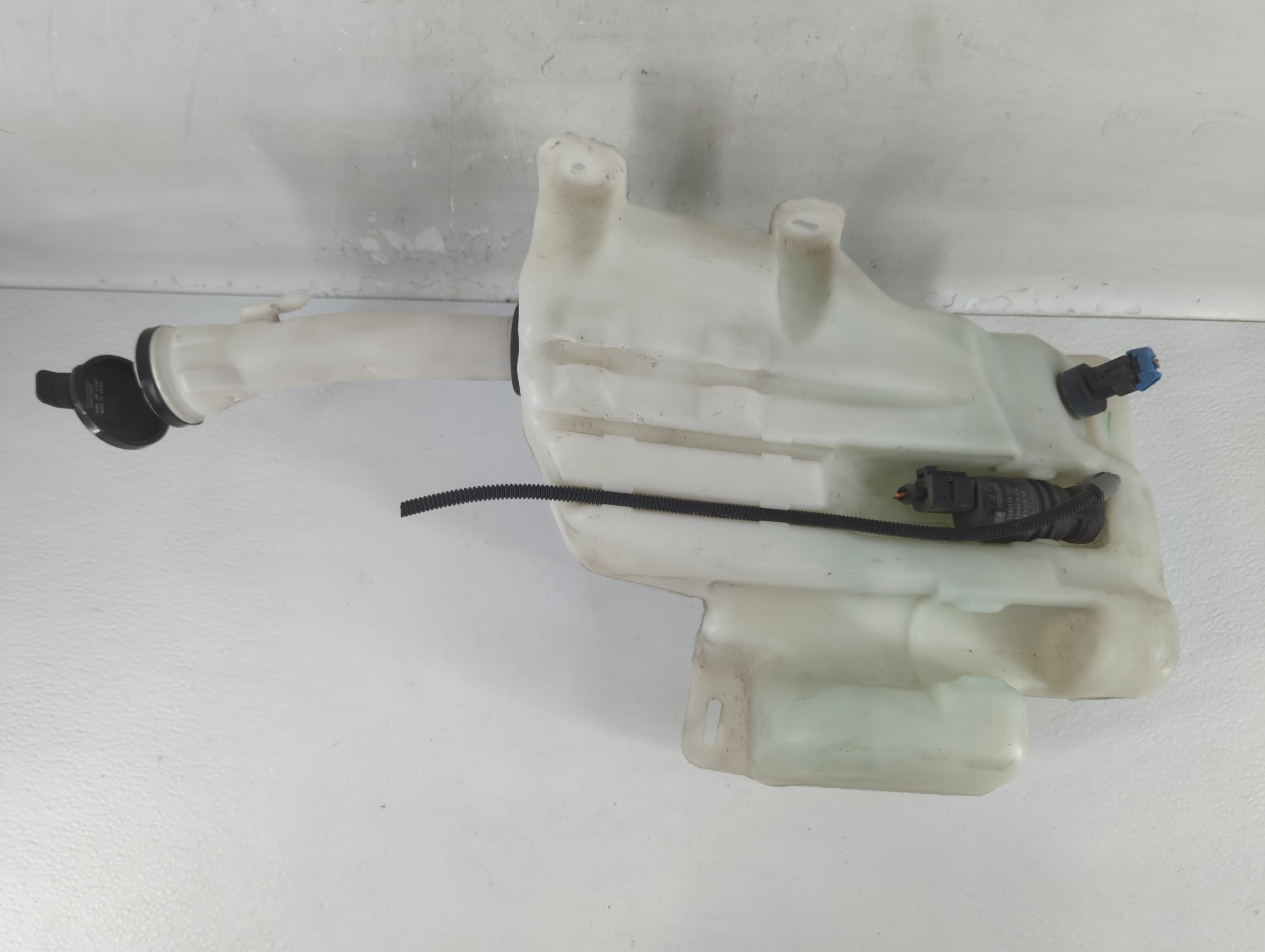 2010-2016 Buick Lacrosse Windshield Washer Fluid Reservoir Bottle Oem 760422 - Oemusedautoparts1.com