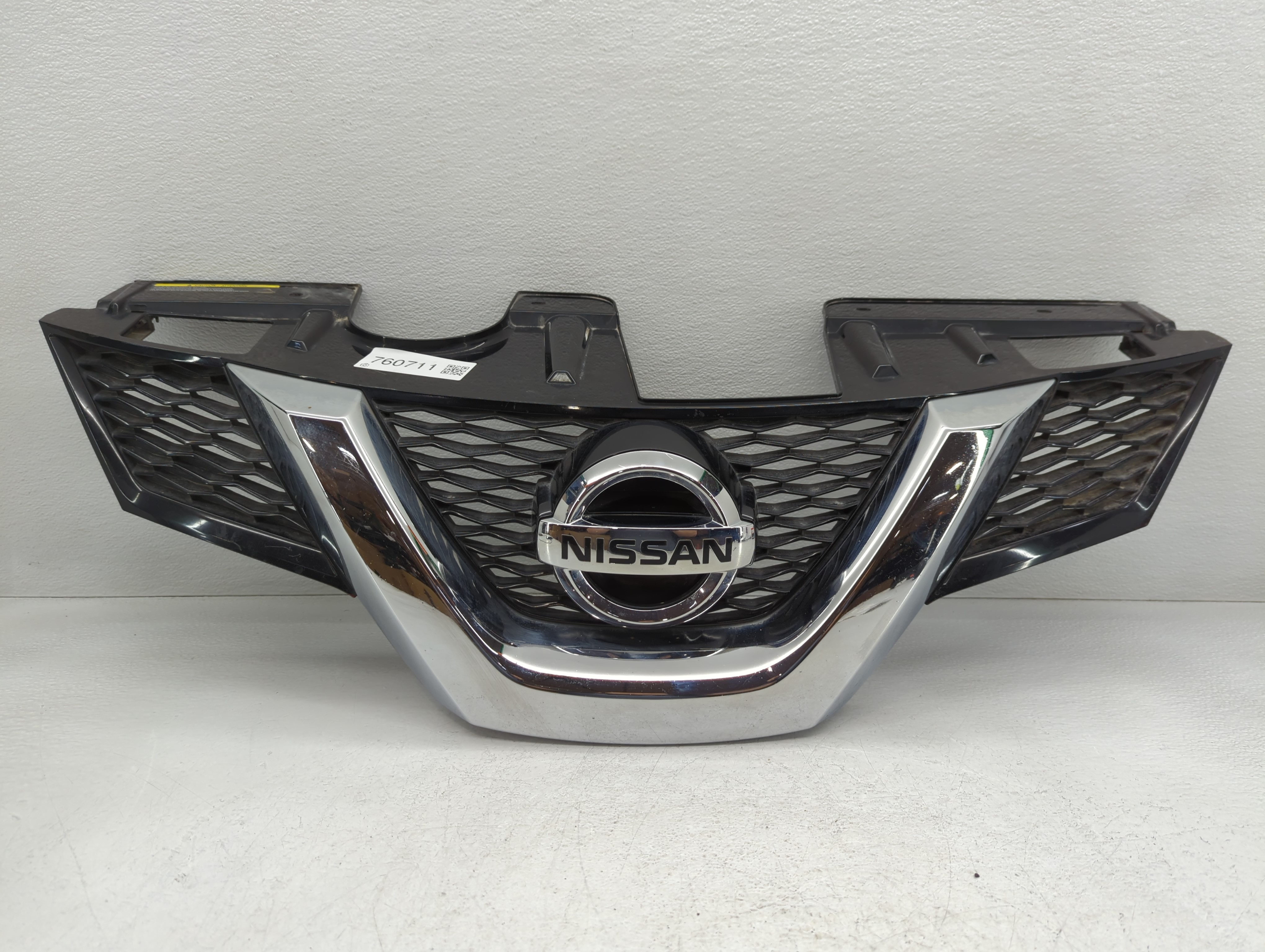 Picture of 2015-2016 Nissan Rogue Front Bumper Grille Cover 760711