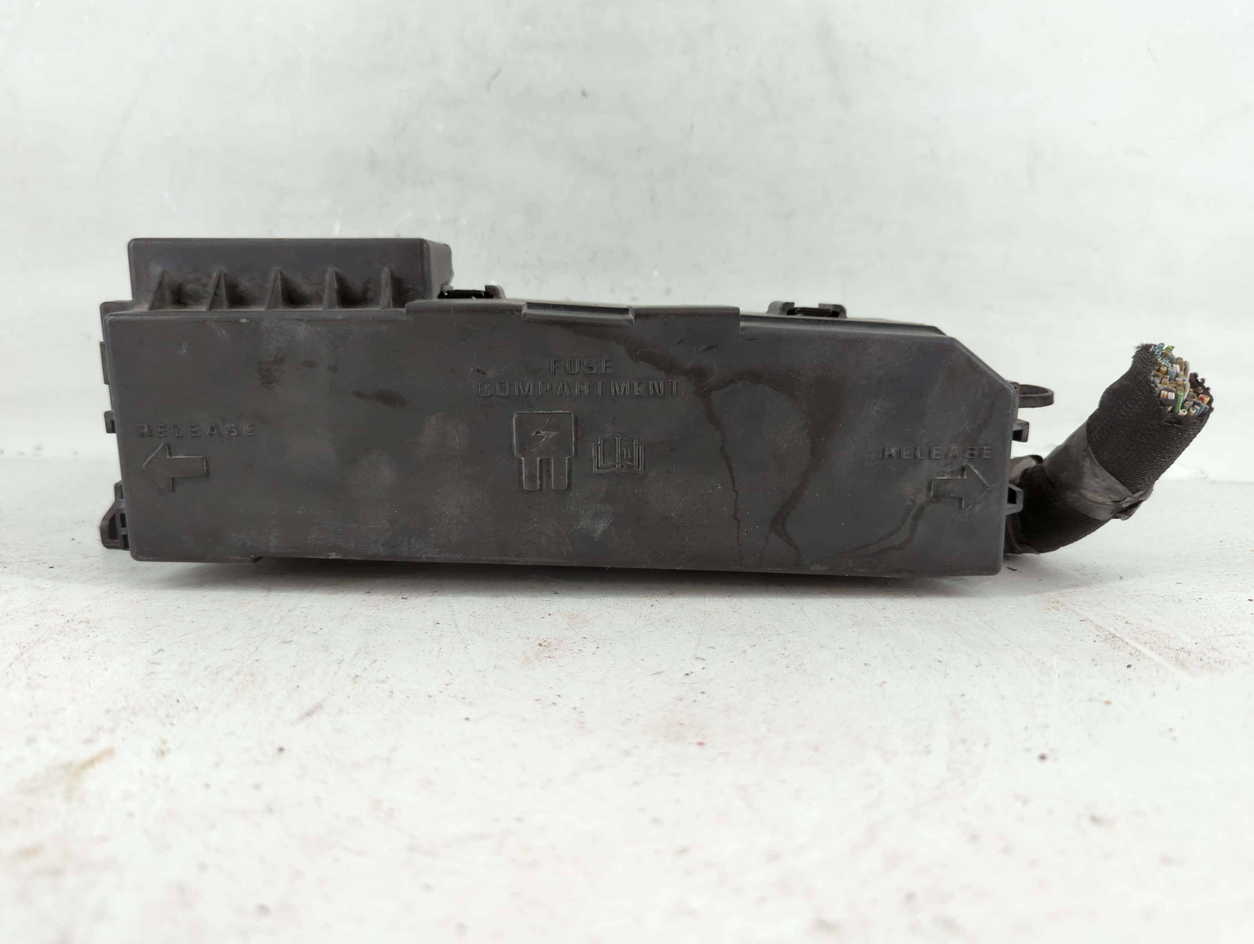 2010-2010 Ford Escape Fusebox Fuse Box Relay Module 9l8t-14a003-bb 761441 - Oemusedautoparts1.com