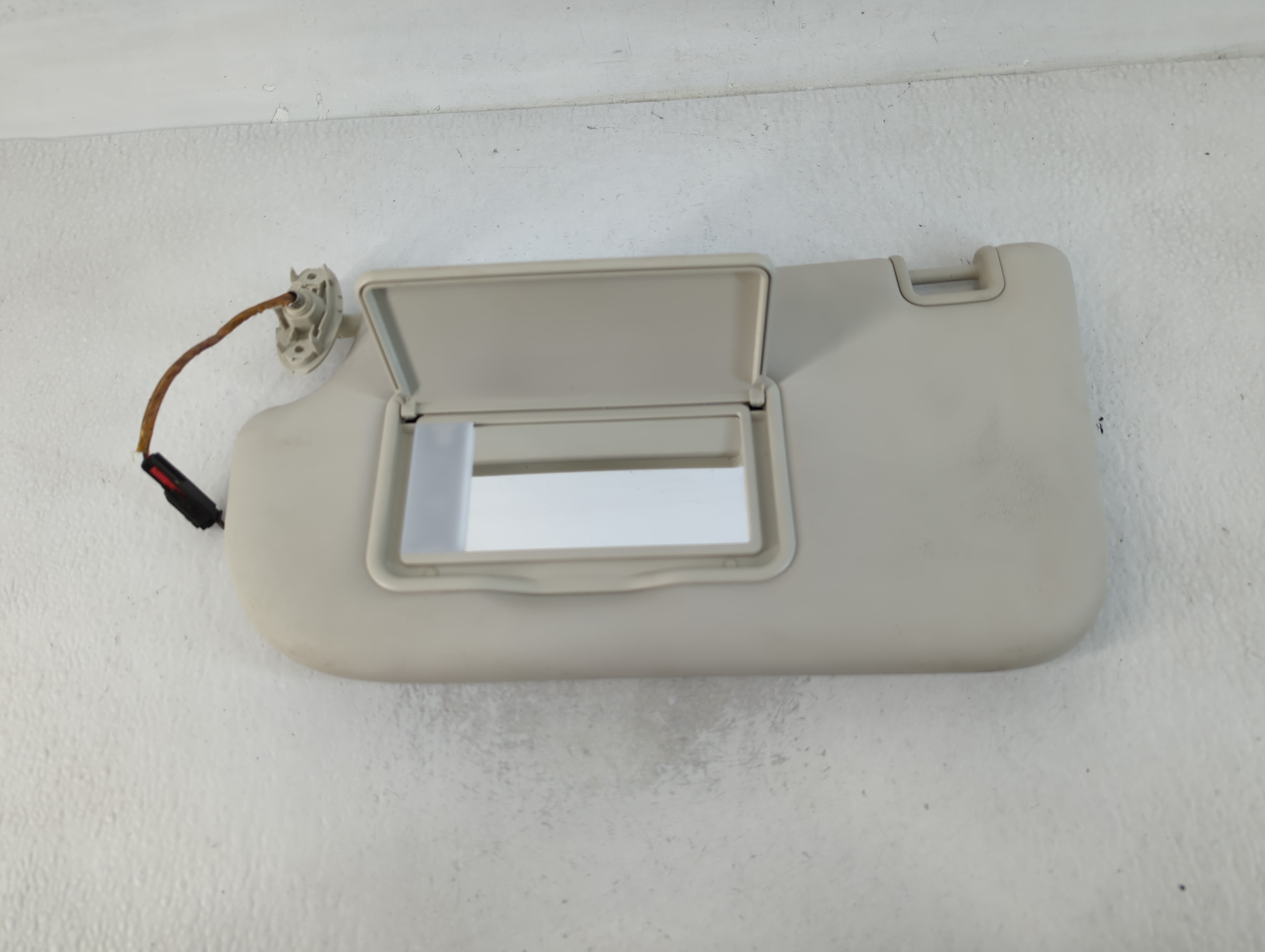 2013-2018 Ford Focus Driver Sun Visor Mirror Left Sunvisor Ivory 762040 - Oemusedautoparts1.com