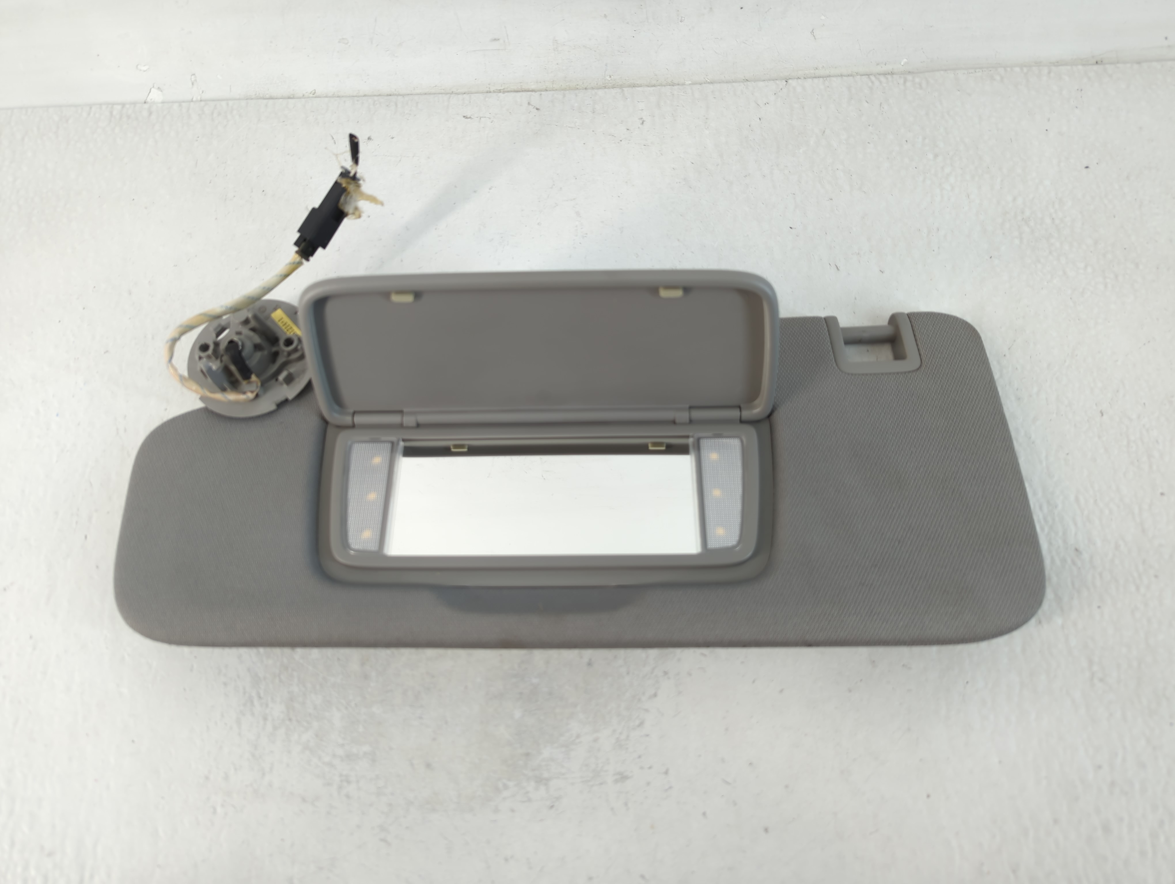 2018-2019 Chevrolet Equinox Driver Sun Visor Mirror Left Sunvisor Grey 762108 - Oemusedautoparts1.com