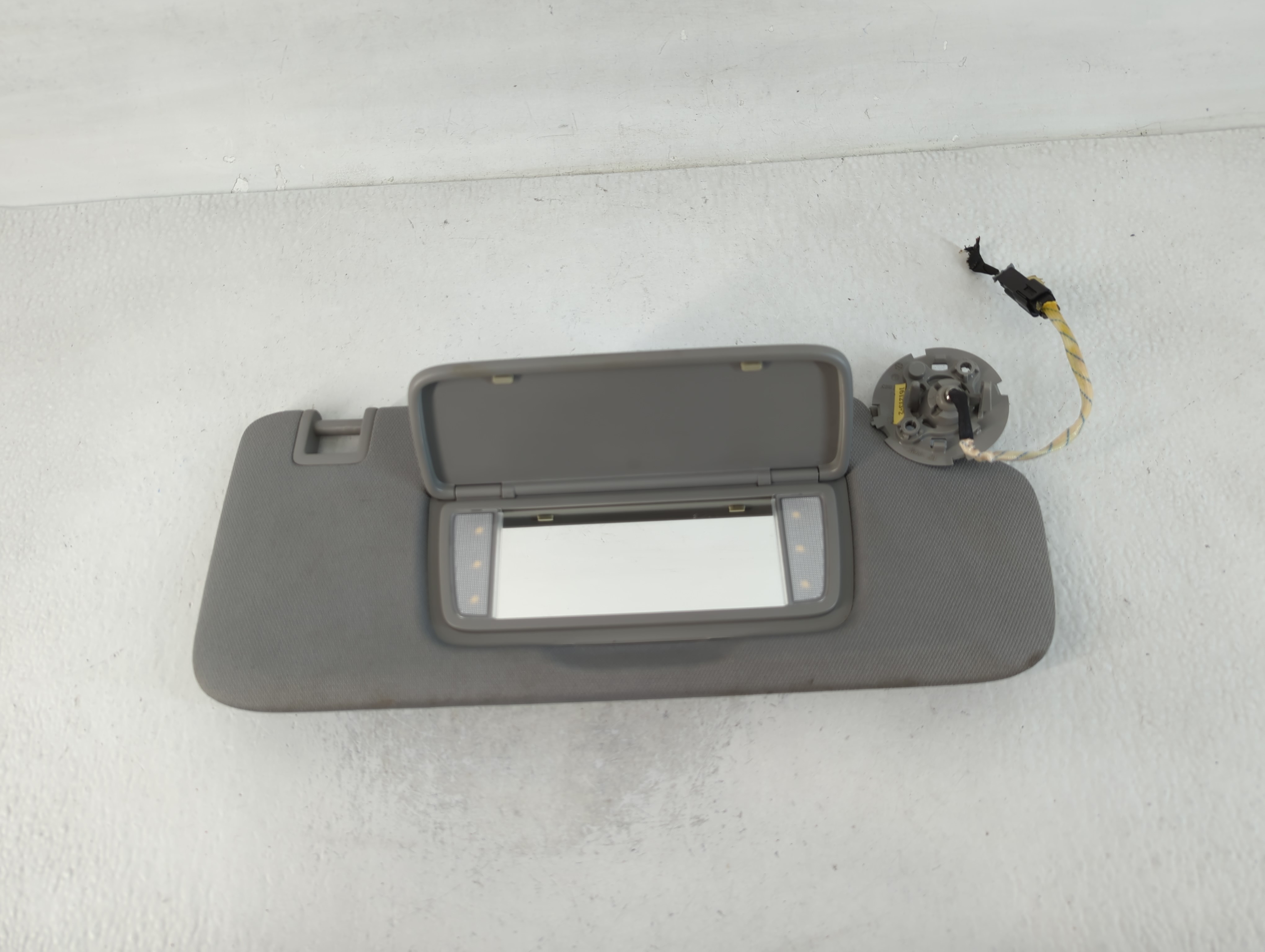 2018-2019 Chevrolet Equinox Passenger Sun Visor Mirror Right Sunvisor 762109 - Oemusedautoparts1.com