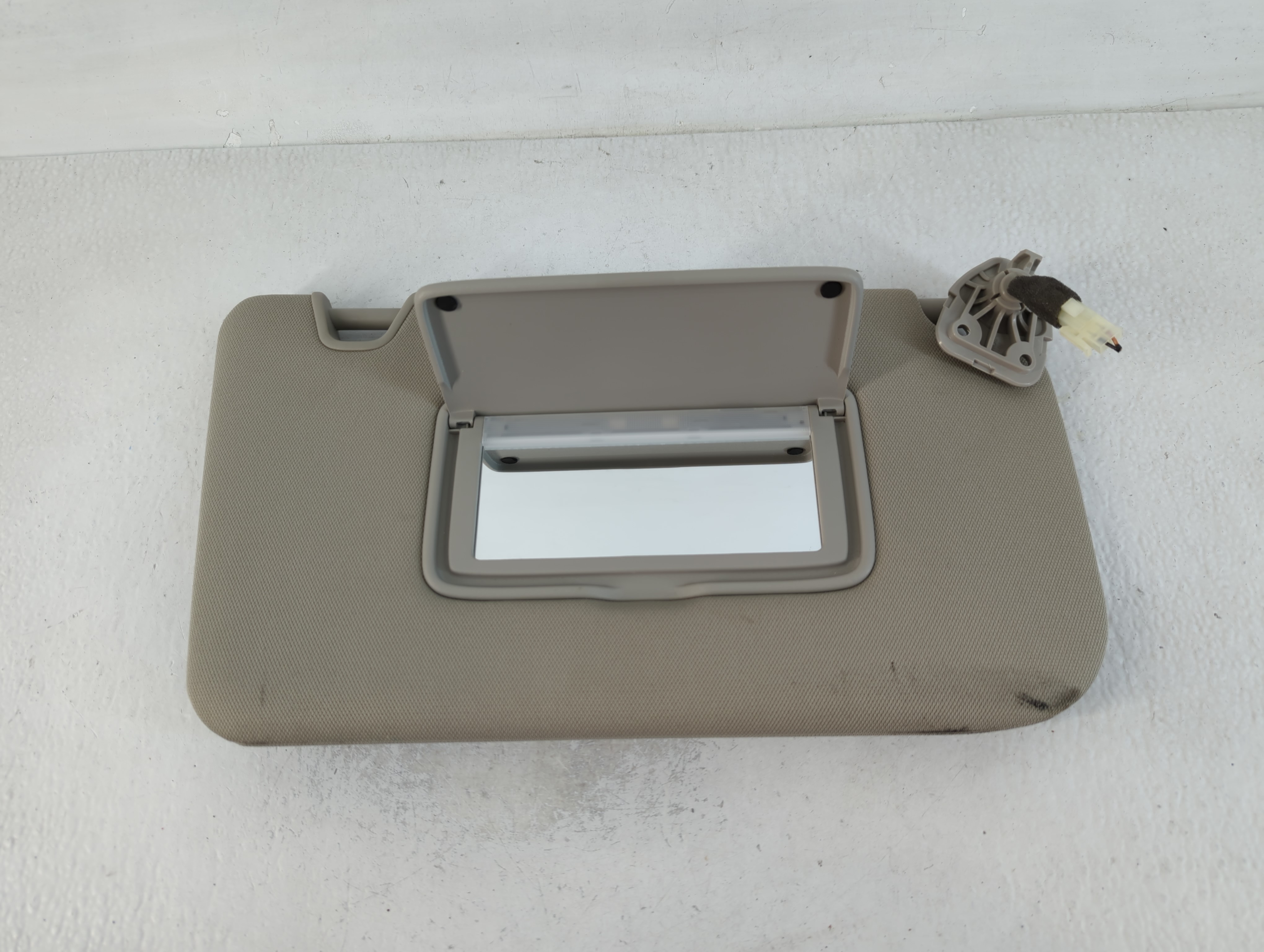 2014-2017 Nissan Rogue Passenger Sun Visor Mirror Right Sunvisor Grey 762174 - Oemusedautoparts1.com
