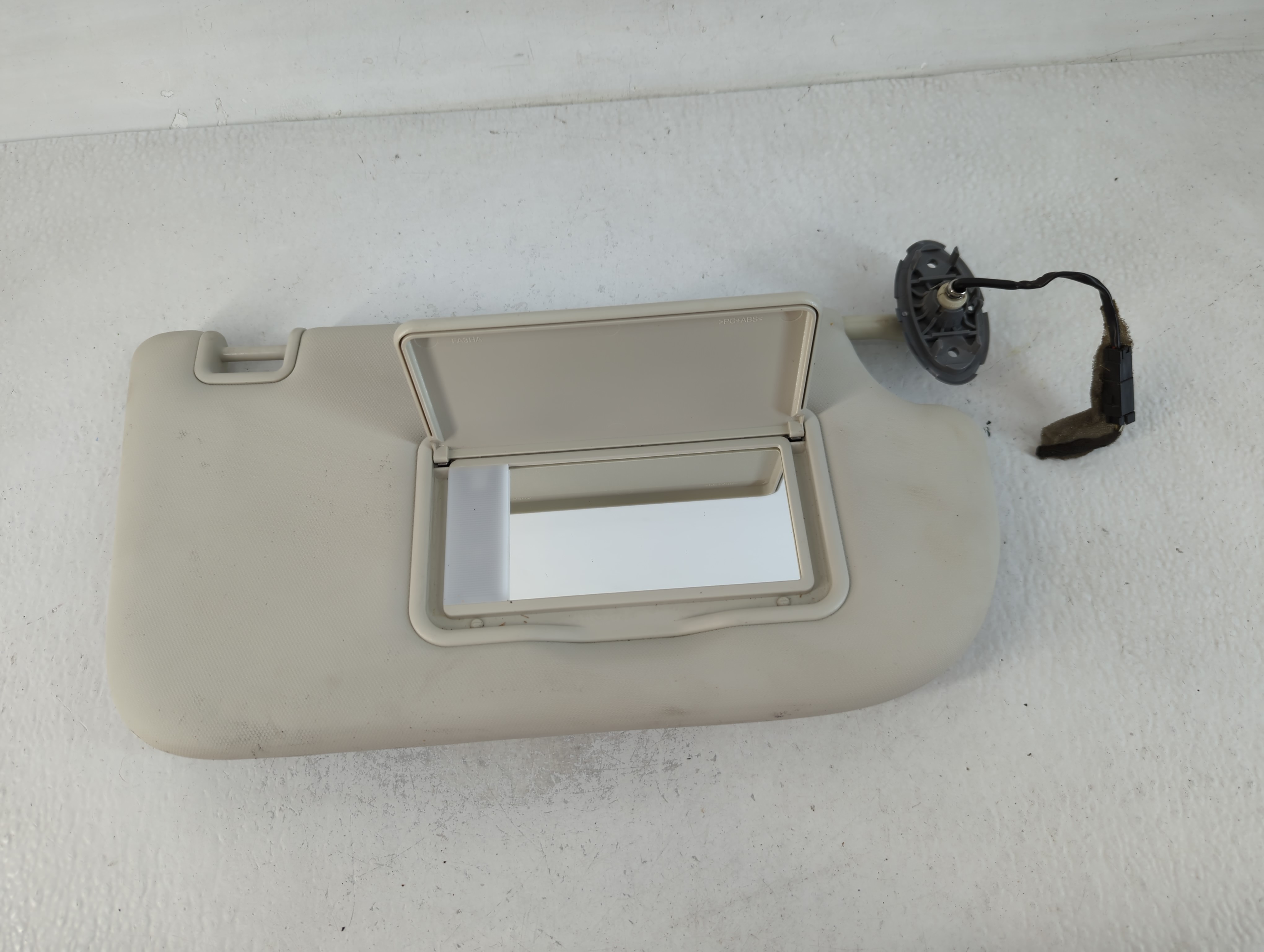 2013-2019 Ford Escape Passenger Sun Visor Mirror Right Sunvisor Pale Grey 762180 - Oemusedautoparts1.com
