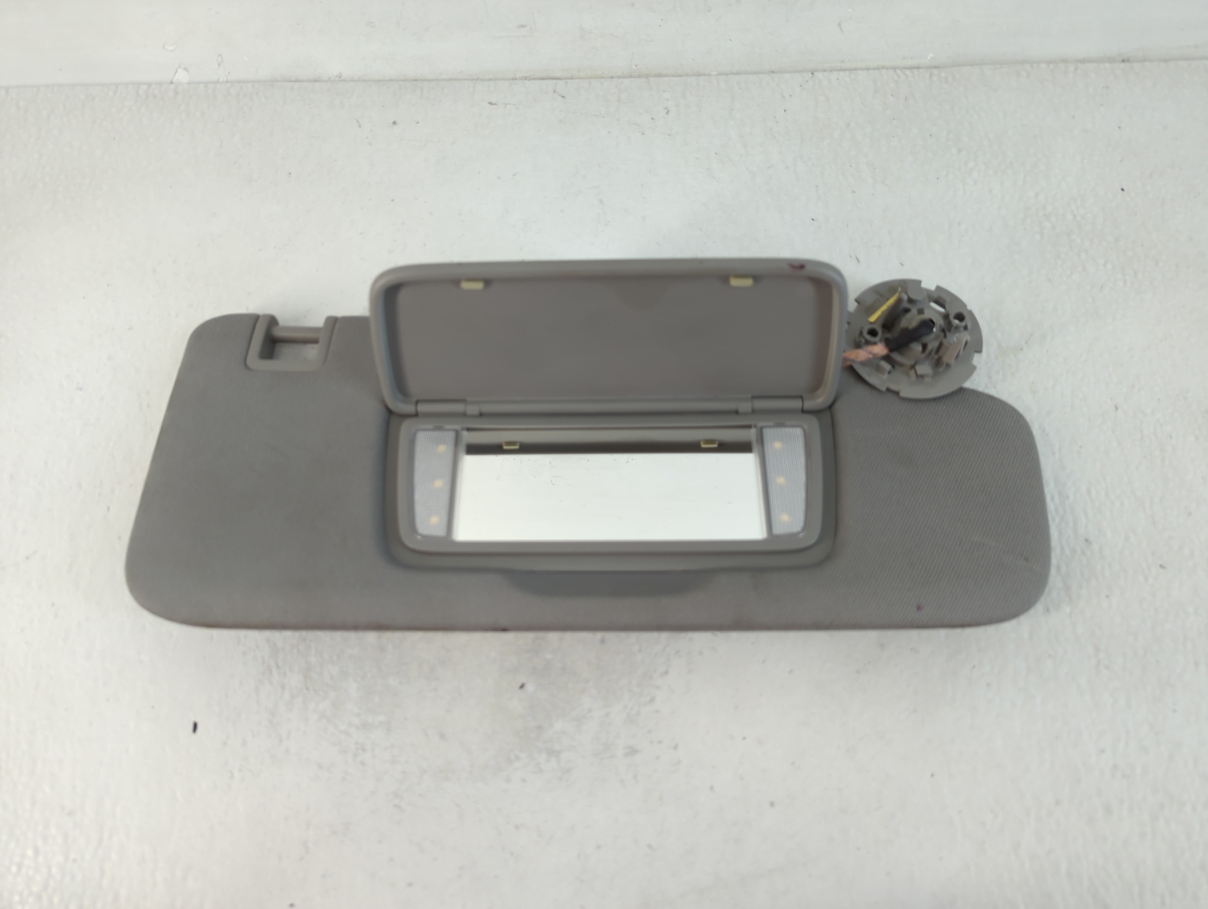2018-2019 Chevrolet Equinox Driver Sun Visor Mirror Left Sunvisor 762268 - Oemusedautoparts1.com