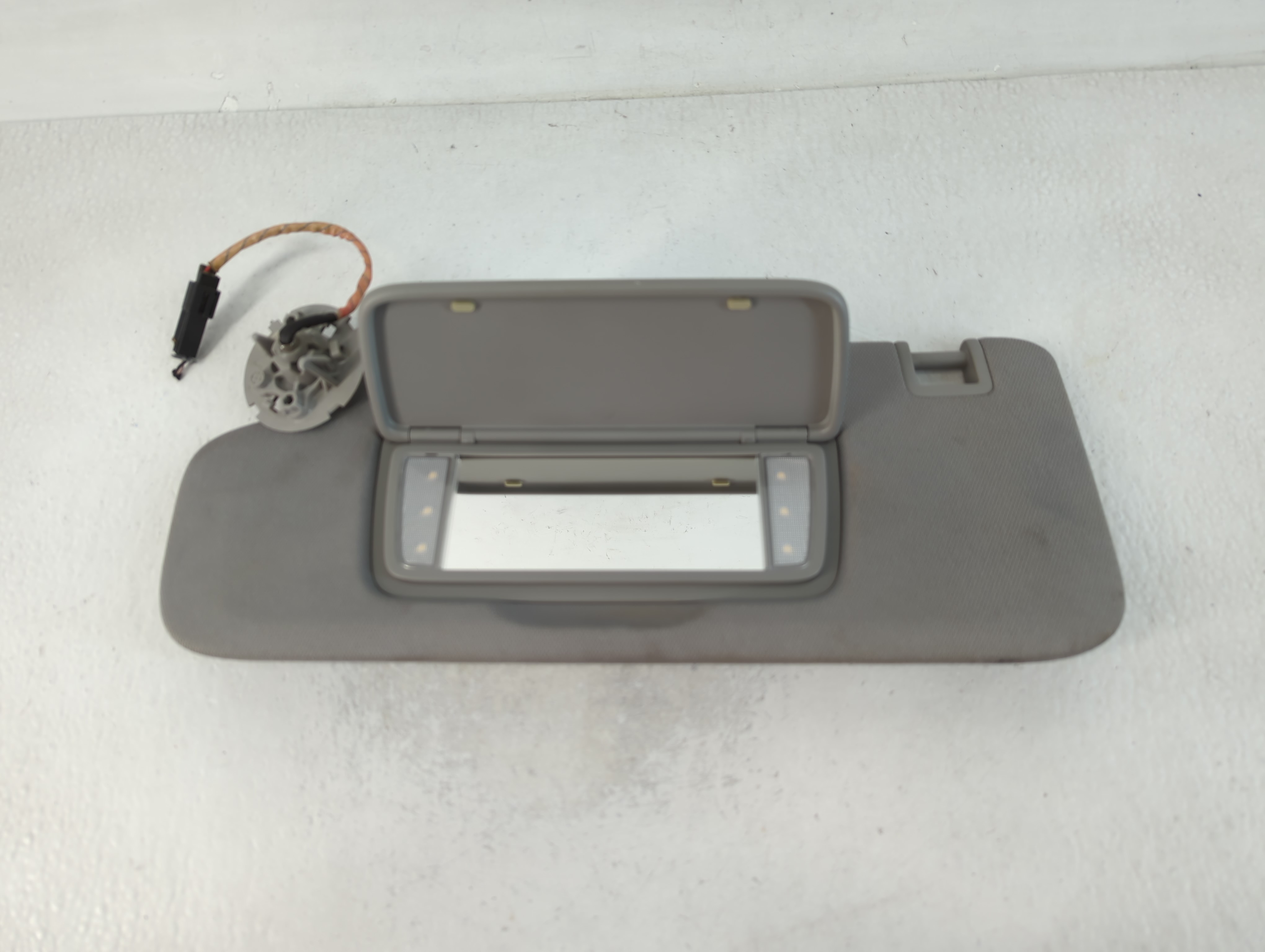 2018-2019 Chevrolet Equinox Driver Sun Visor Mirror Left Sunvisor Grey 762271 - Oemusedautoparts1.com