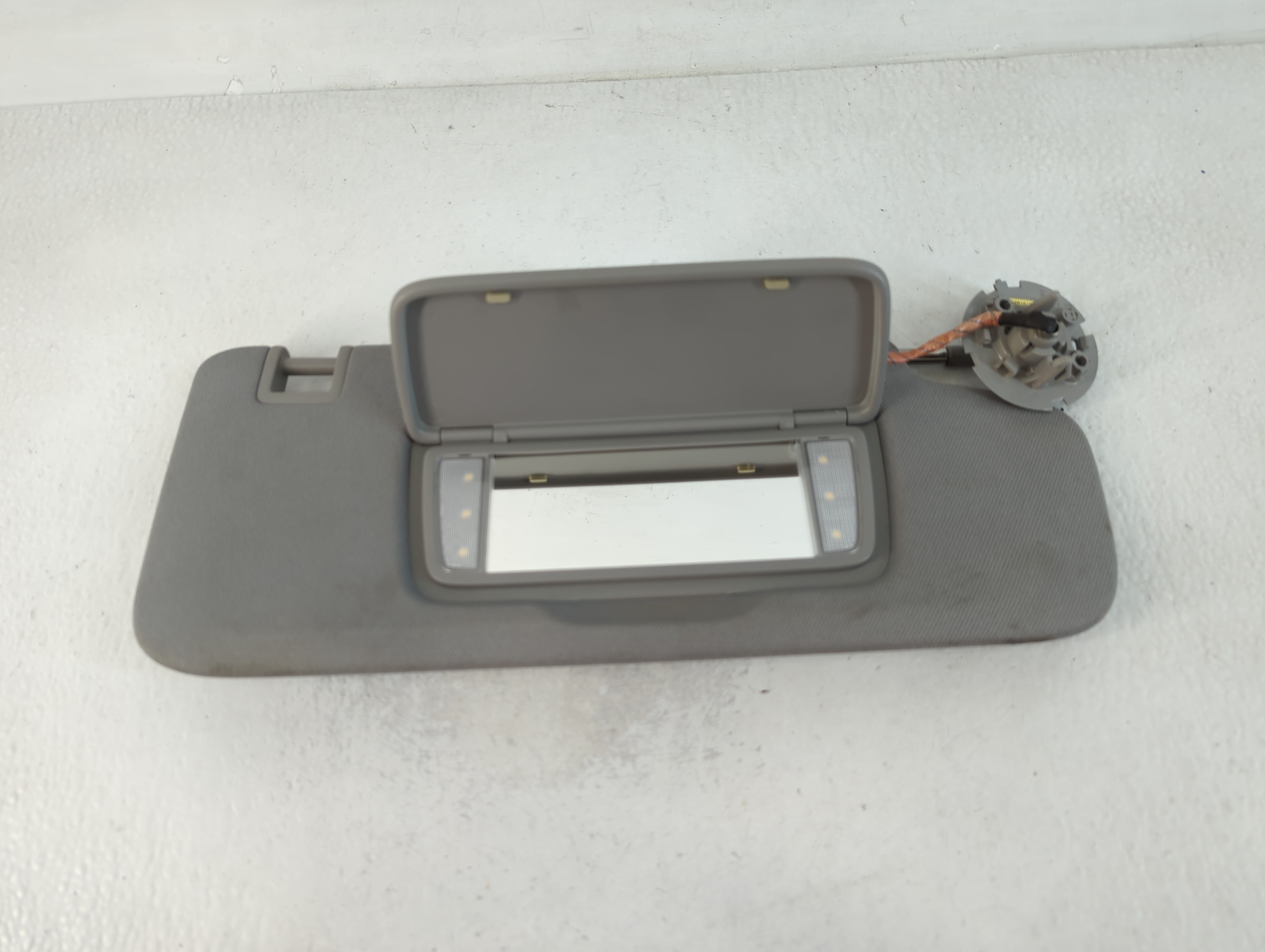 2018-2019 Chevrolet Equinox Passenger Sun Visor Mirror Right Sunvisor 762272 - Oemusedautoparts1.com