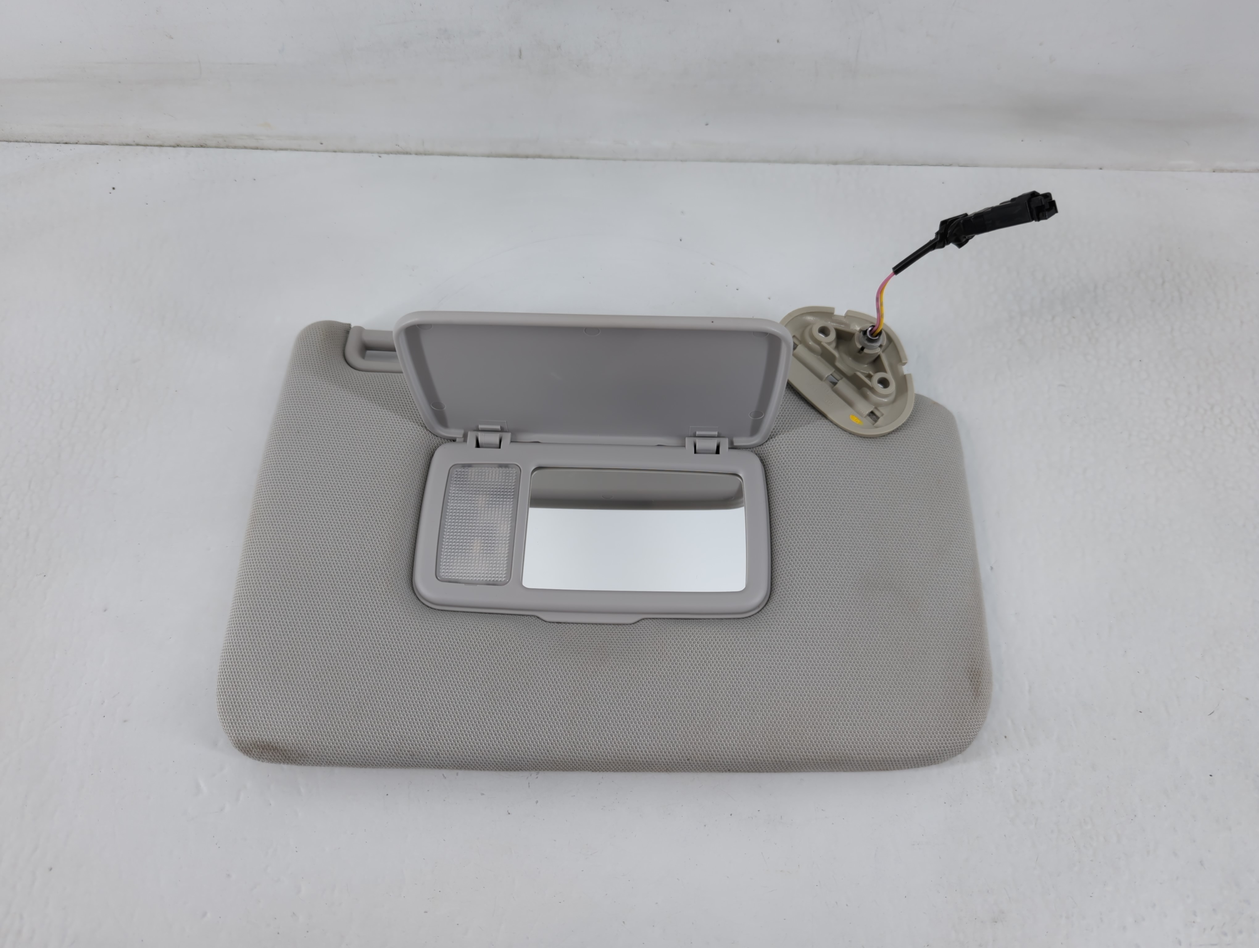 2018 Subaru Forester Passenger Sun Visor Mirror Right Sunvisor Pale Grey 762618 - Oemusedautoparts1.com