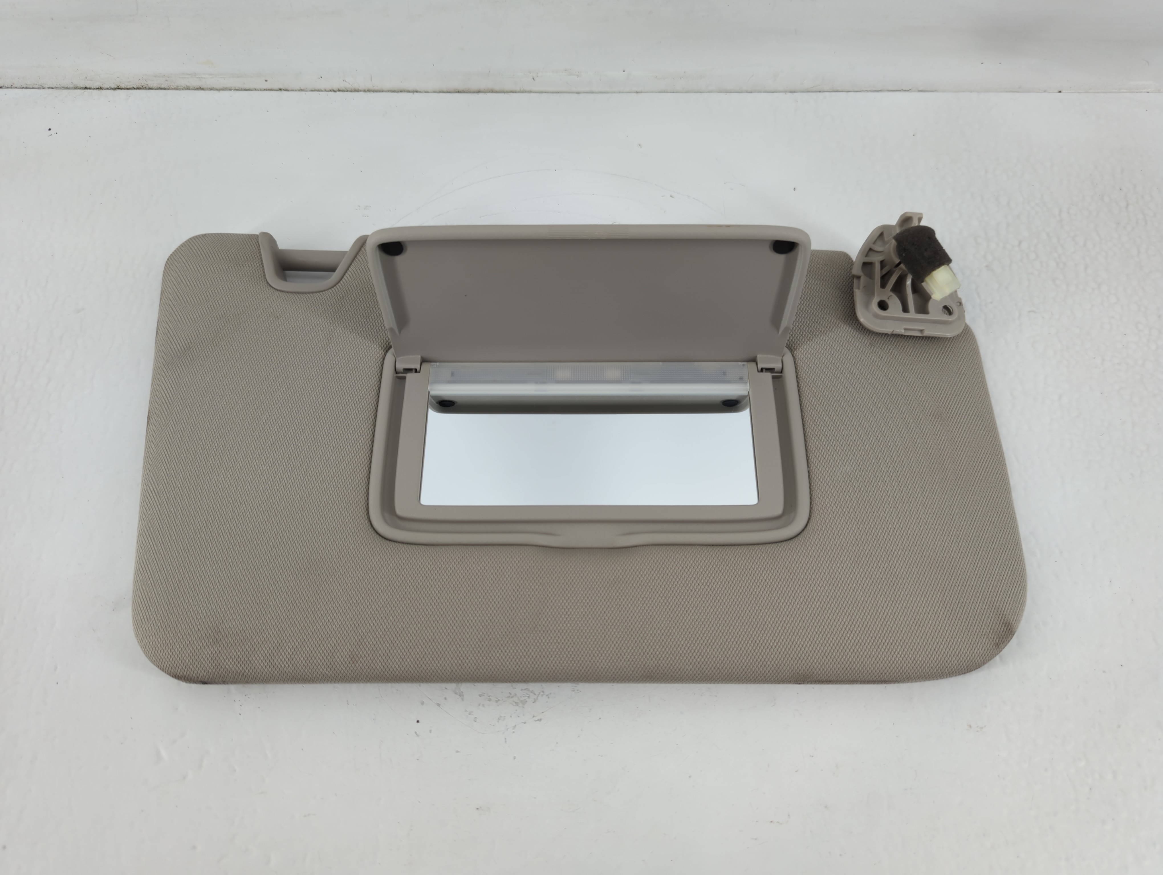 2018-2020 Nissan Rogue Passenger Sun Visor Mirror Right Sunvisor Grey 762695 - Oemusedautoparts1.com