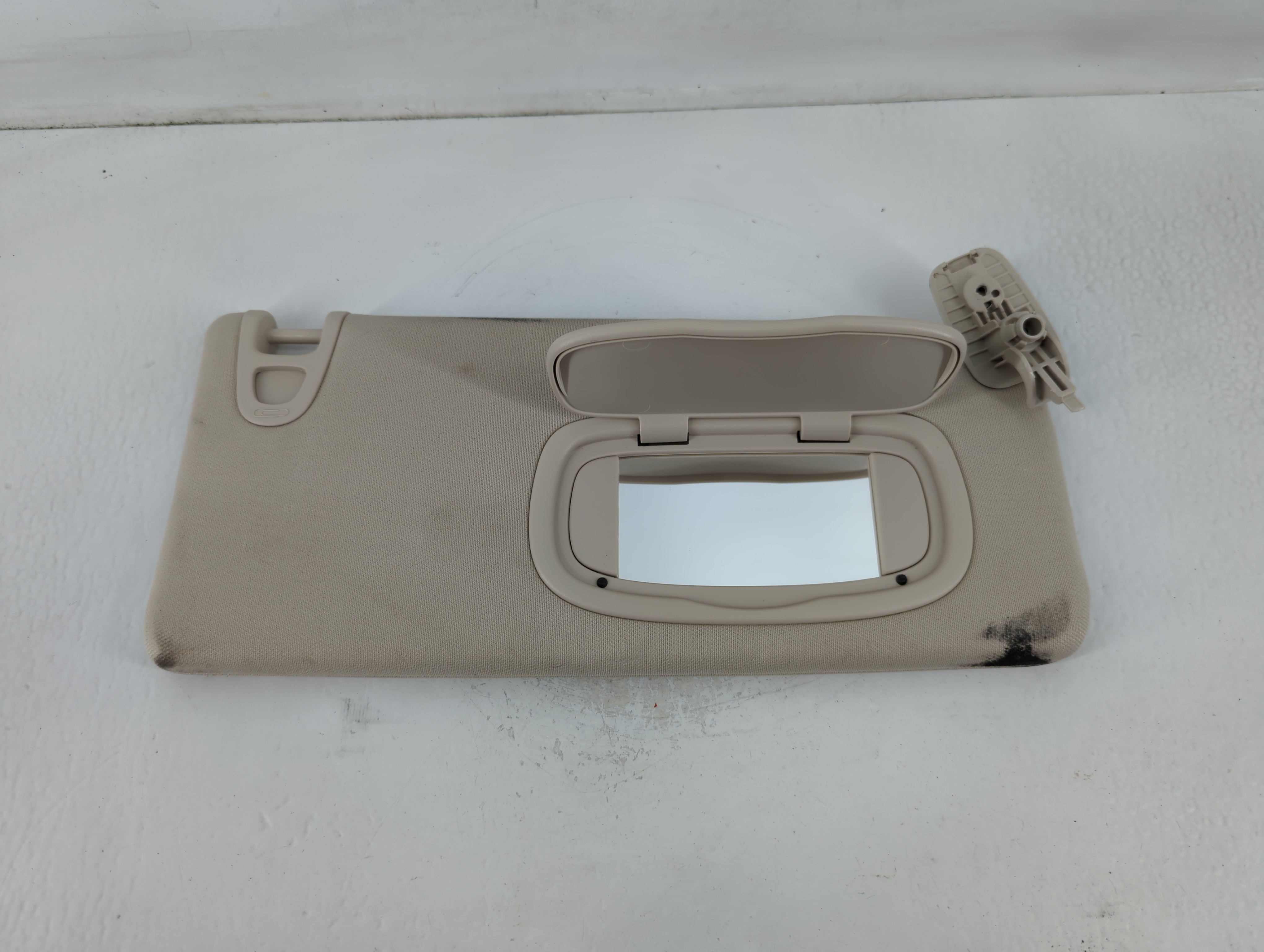 2016-2017 Chrysler 200 Passenger Sun Visor Mirror Right Sunvisor Beige 762704 - Oemusedautoparts1.com