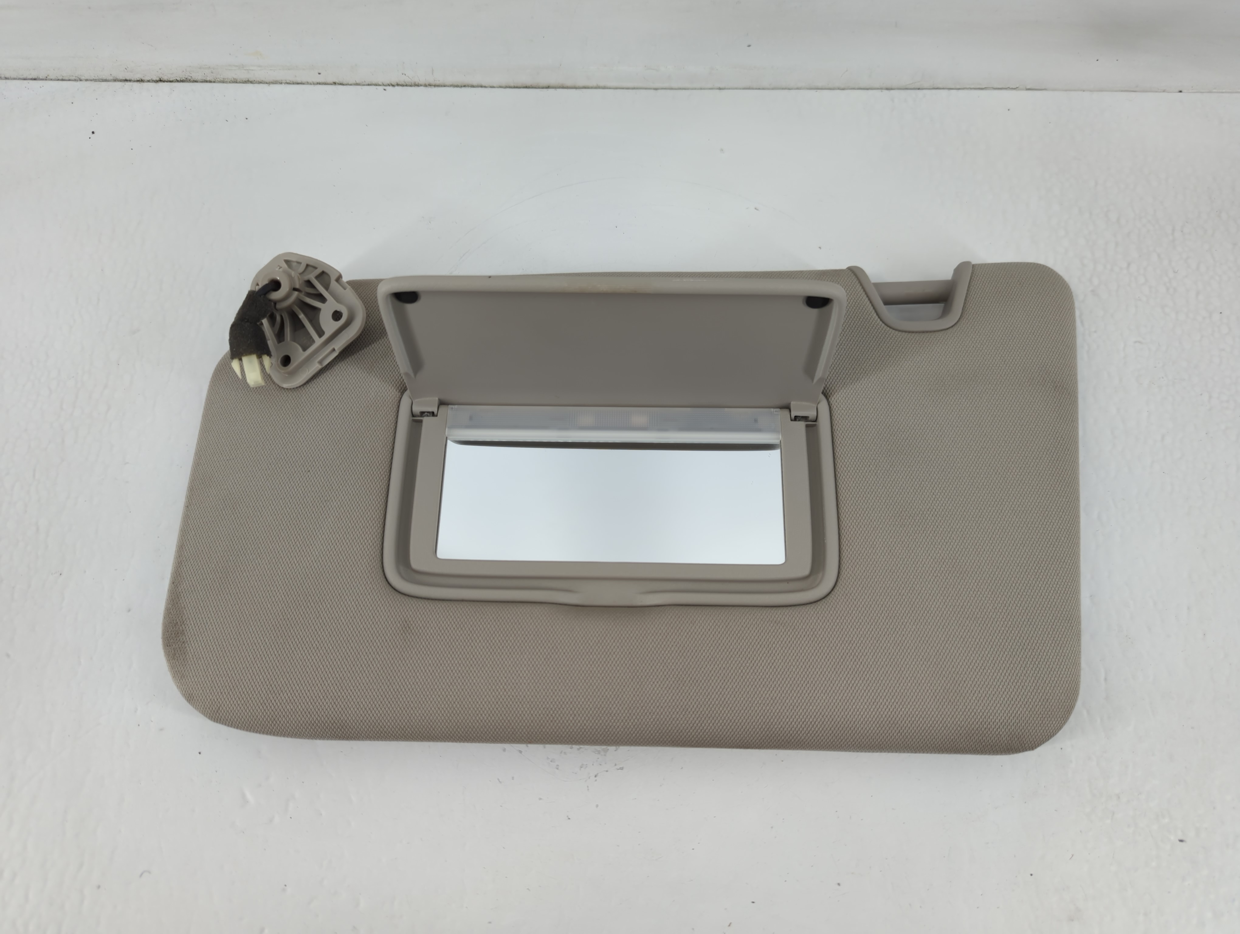 2018-2020 Nissan Rogue Driver Sun Visor Mirror Left Sunvisor Beige 762772 - Oemusedautoparts1.com