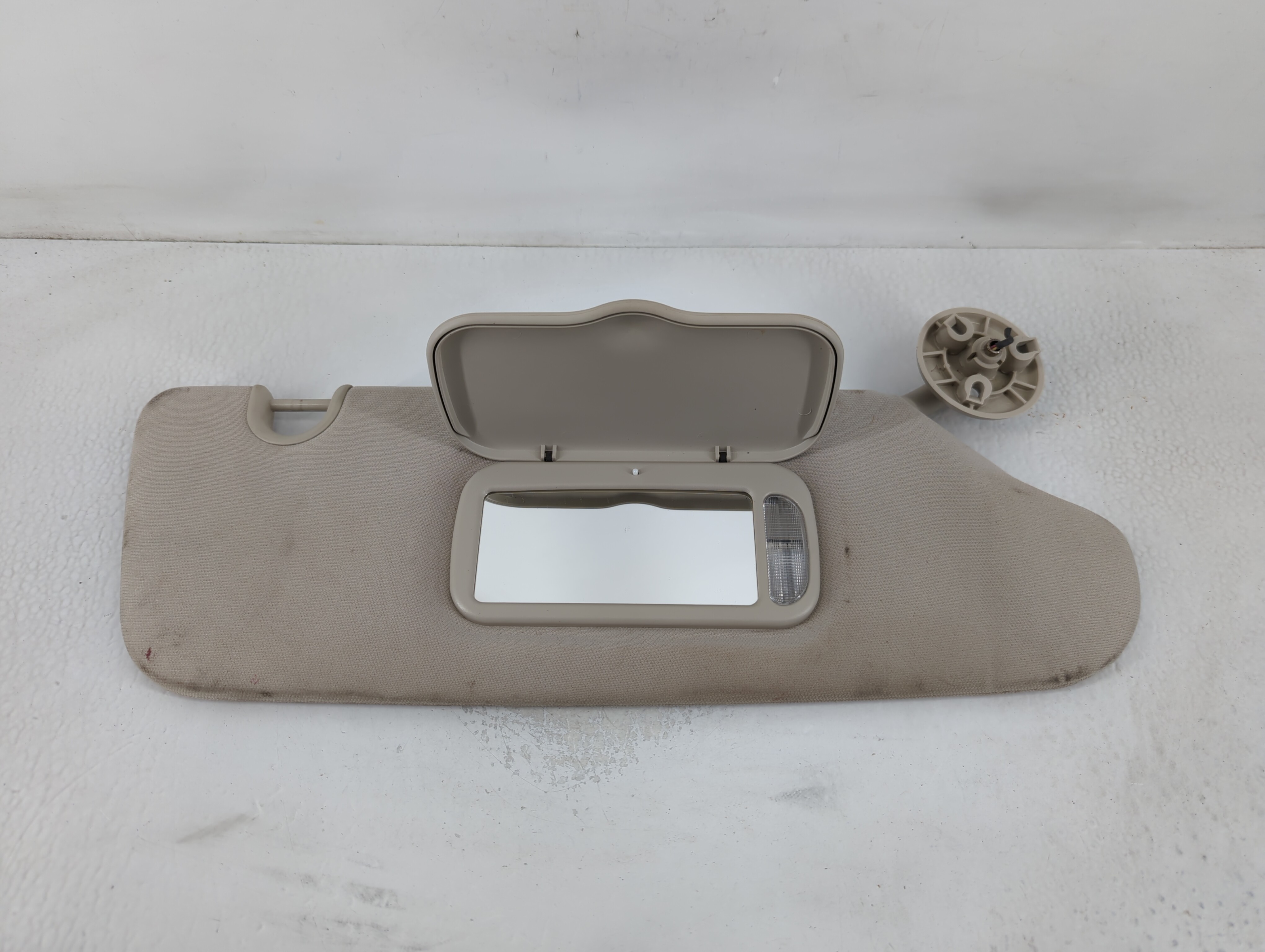 2011 Chrysler Town & Country Passenger Sun Visor Mirror Right Sunvisor 768528 - Oemusedautoparts1.com