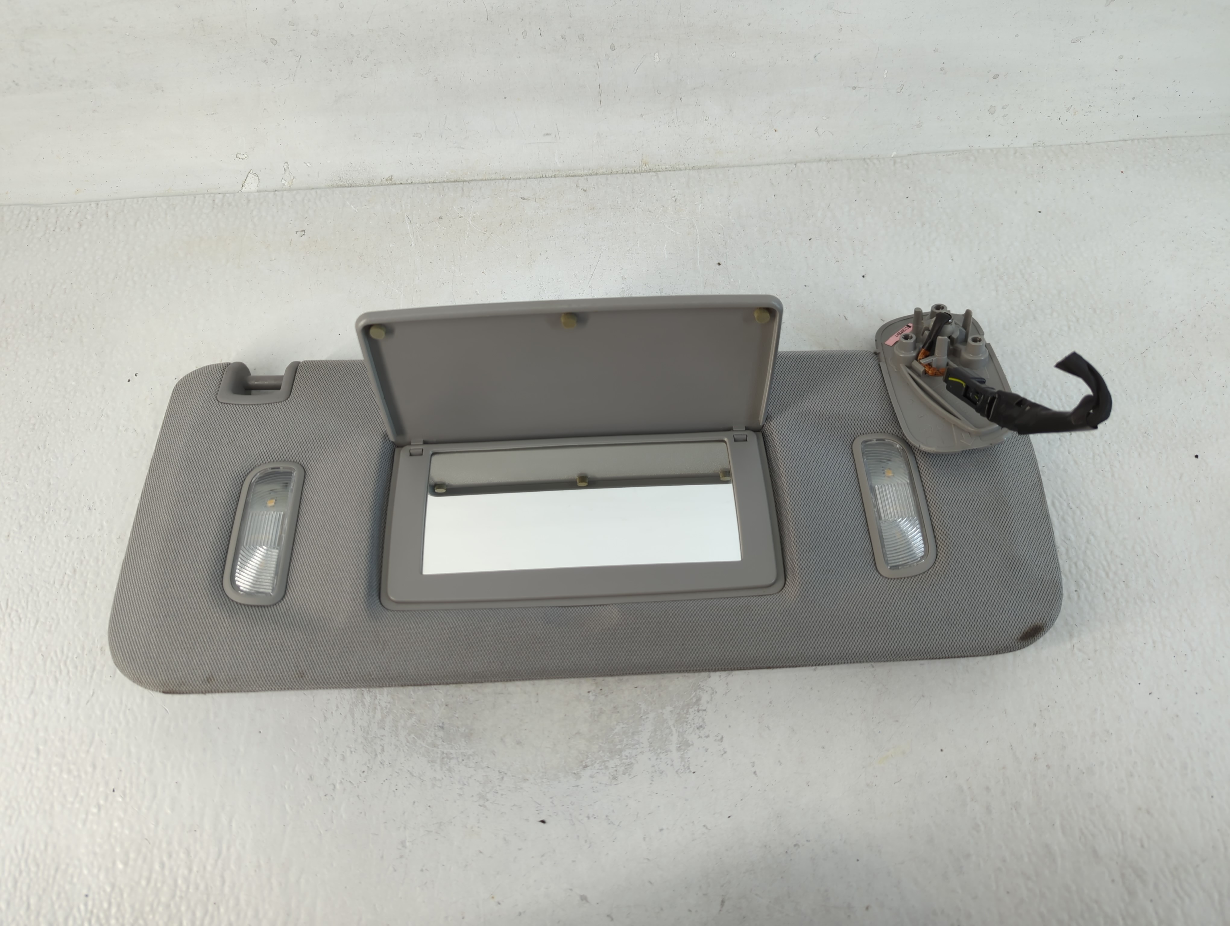 2014 Chevrolet Silverado 1500 Passenger Sun Visor Mirror Right Sunvisor 768560 - Oemusedautoparts1.com