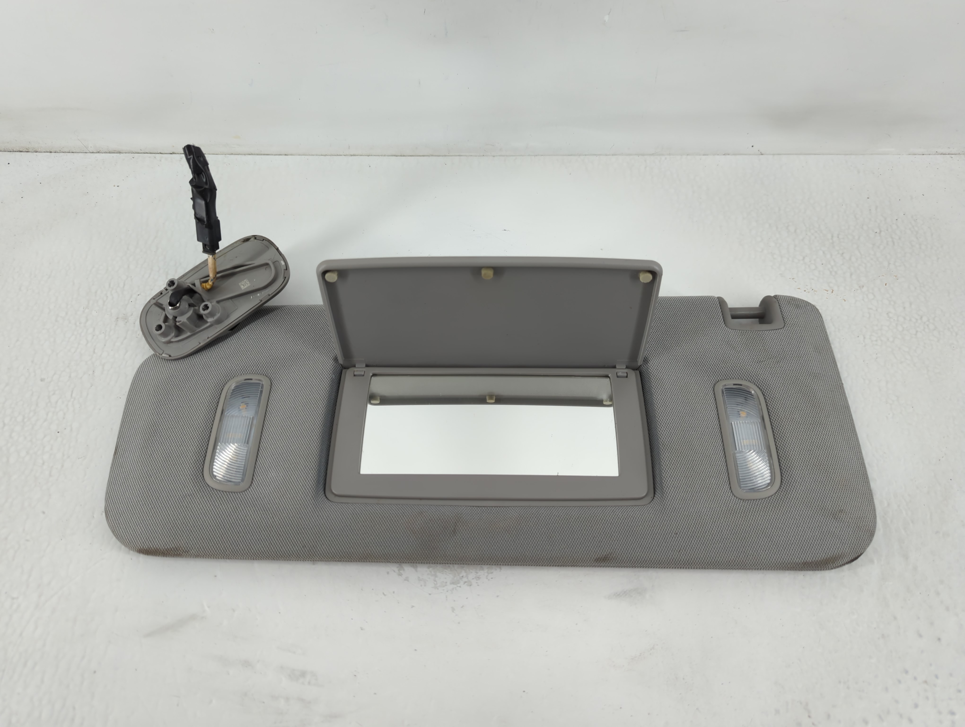 Picture of Gmc Yukon Xl 1500 Driver Sun Visor Mirror Left Sunvisor Grey 768565