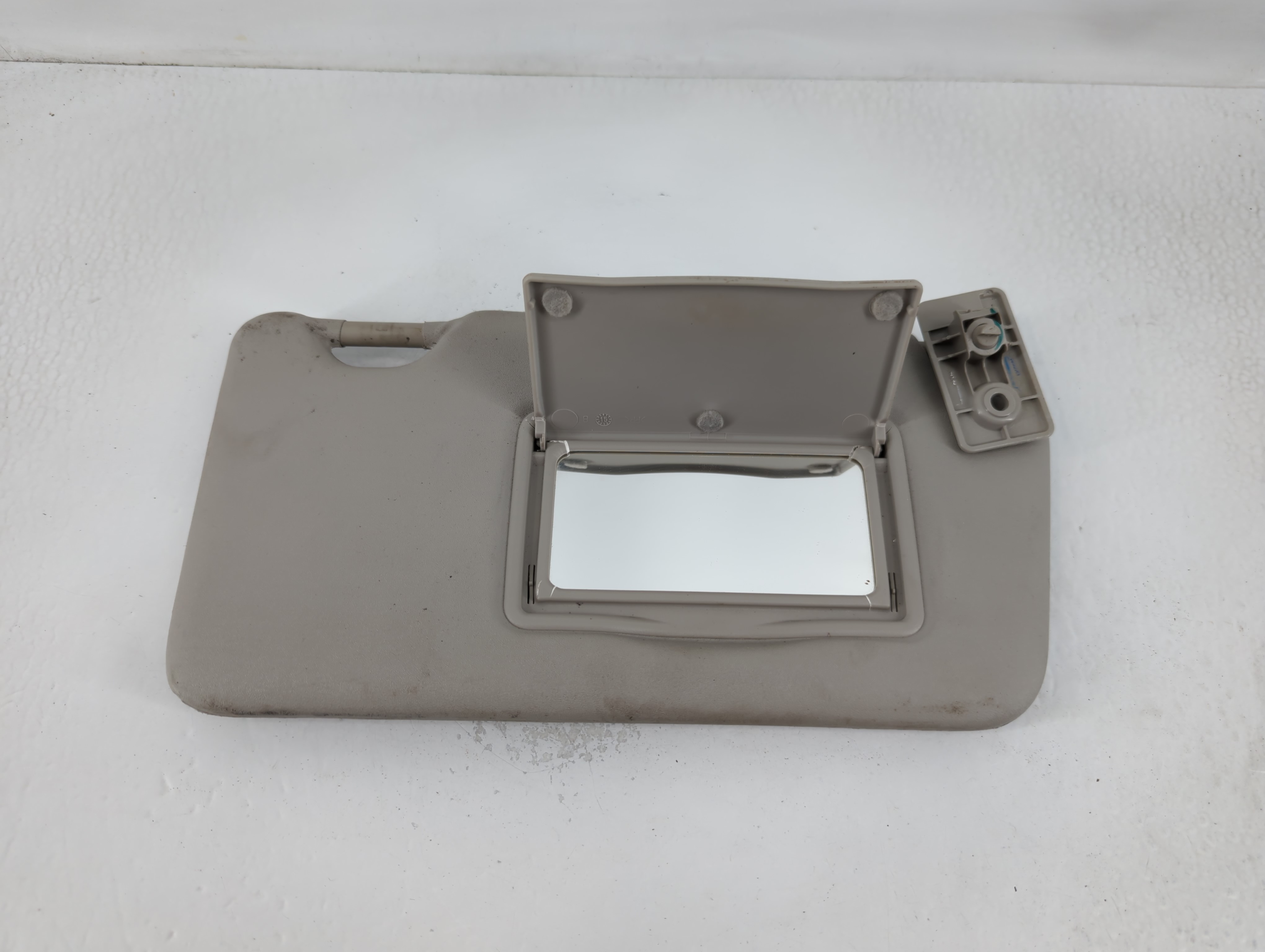 2016-2019 Nissan Versa Passenger Sun Visor Mirror Right Sunvisor Grey 768616 - Oemusedautoparts1.com