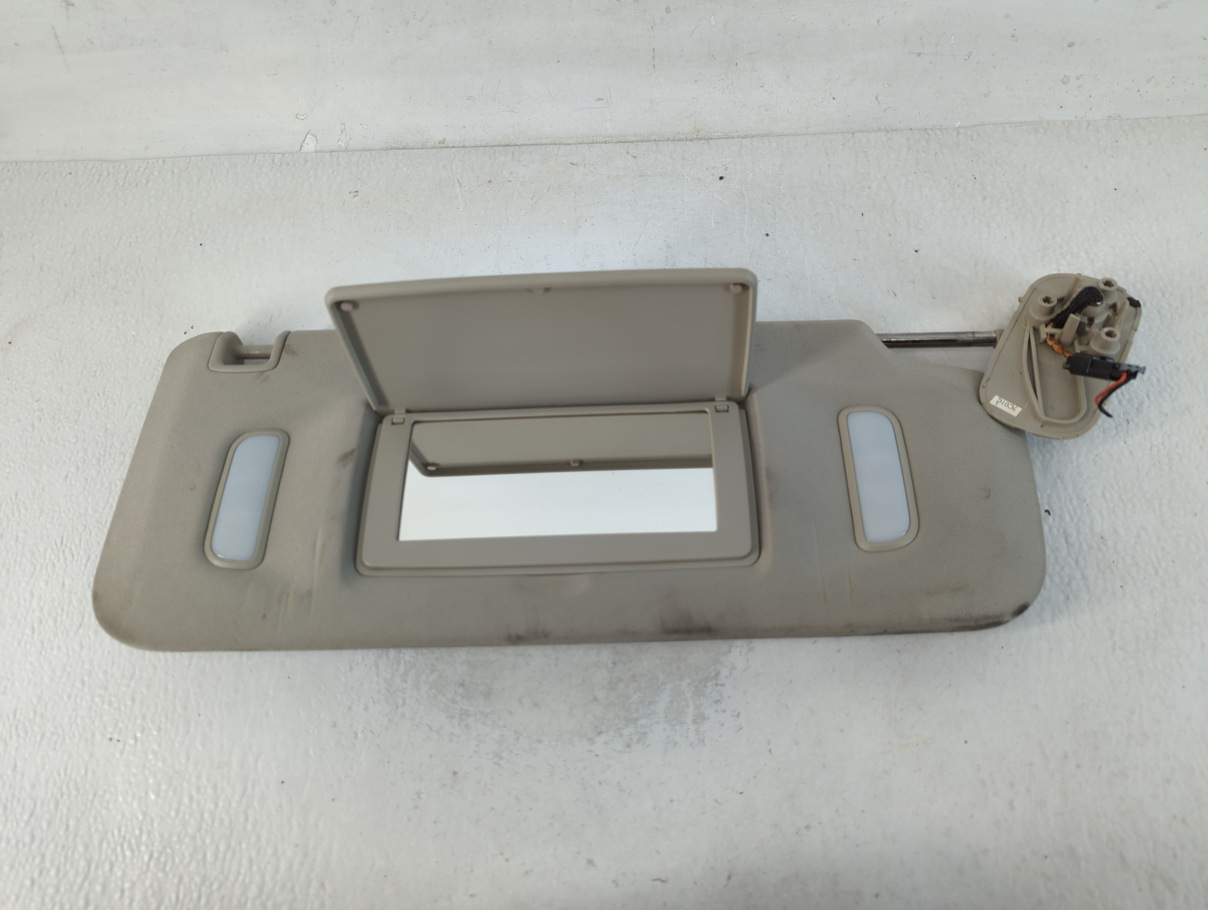 Gmc Yukon Xl Passenger Sun Visor Mirror Right Sunvisor Grey 768630 - Oemusedautoparts1.com