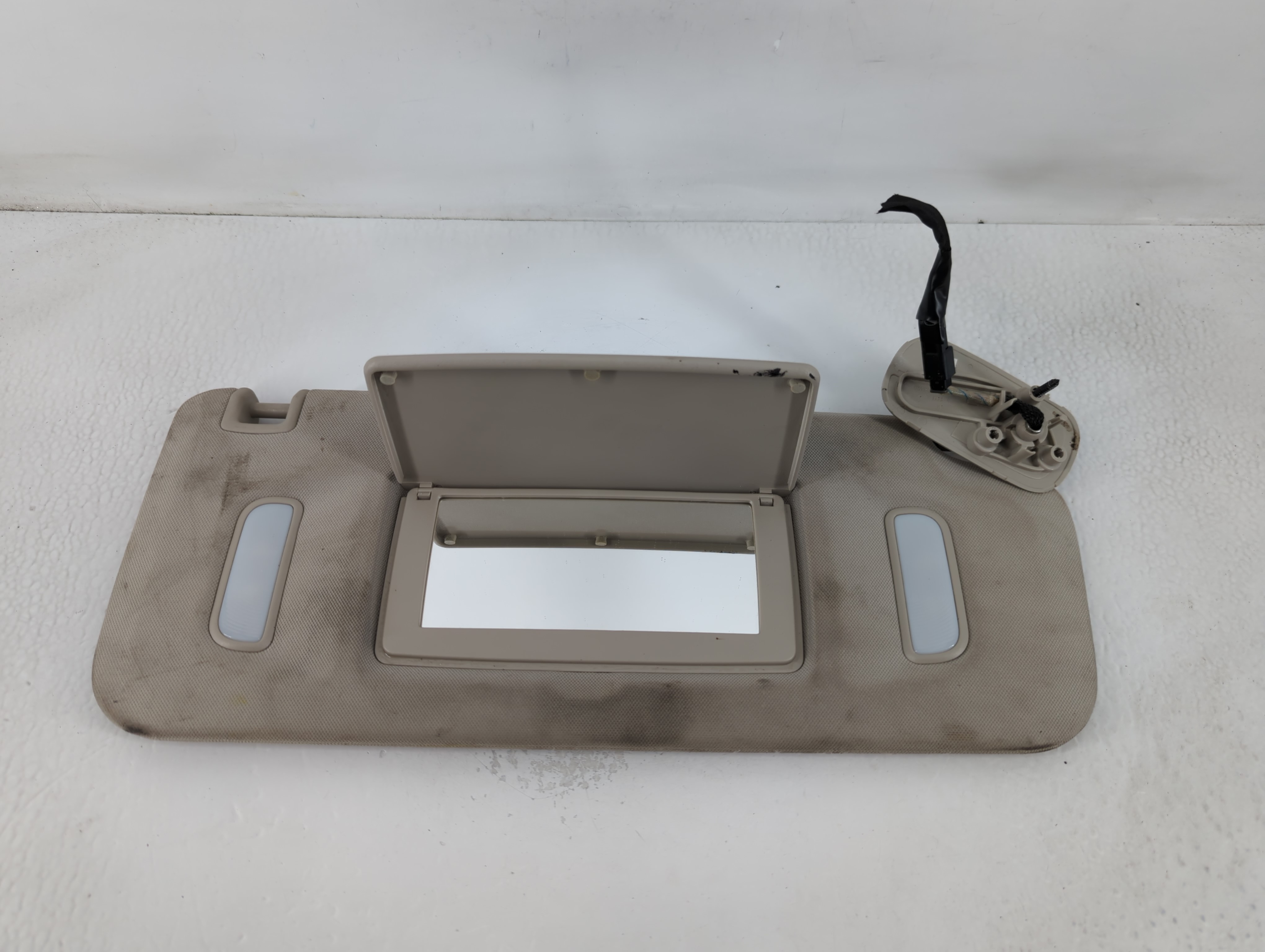 2007 Chevrolet Suburban 1500 Passenger Sun Visor Mirror Right Sunvisor 768811 - Oemusedautoparts1.com