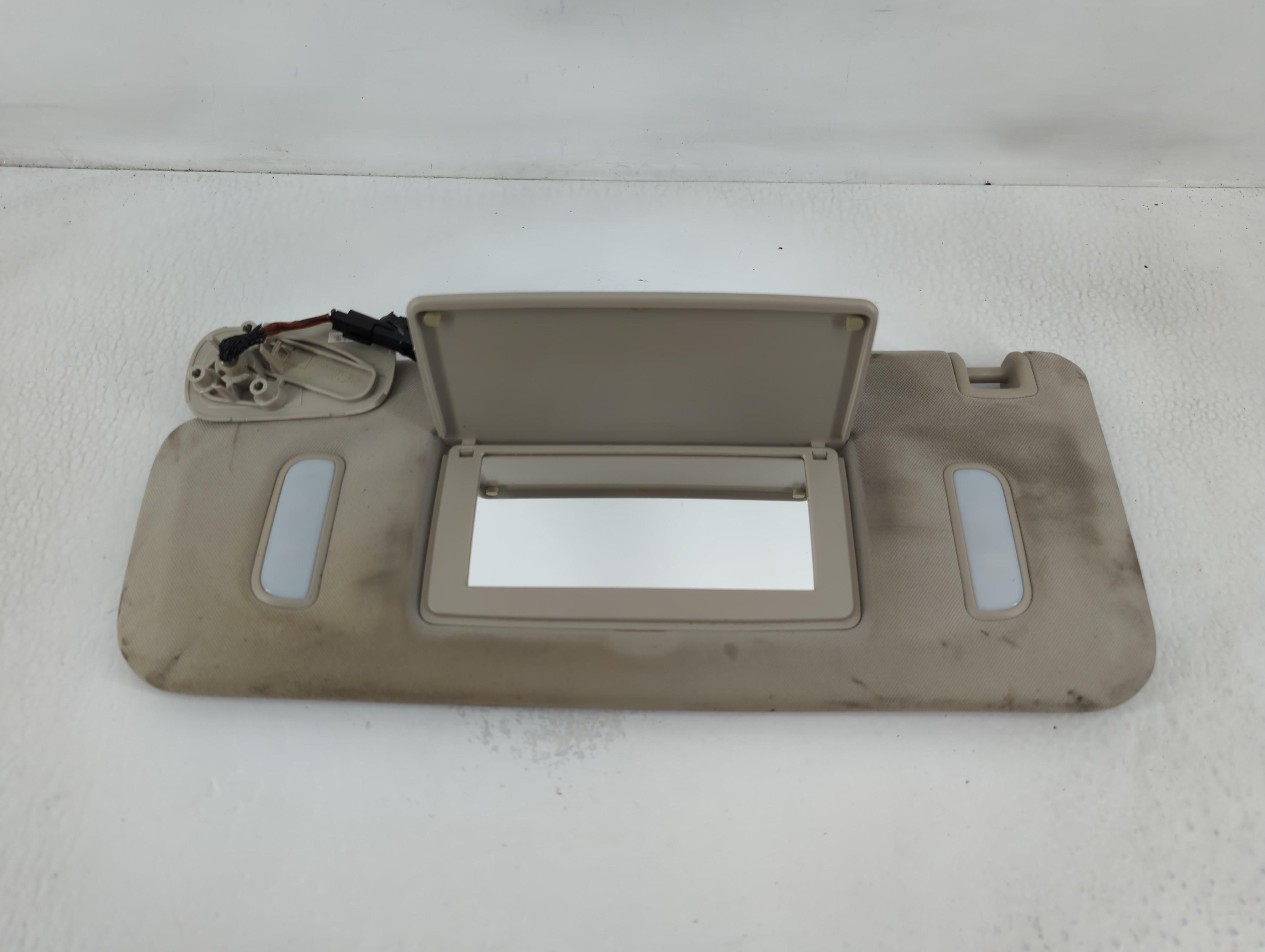 Gmc Yukon Xl Driver Sun Visor Mirror Left Sunvisor Grey 768814 - Oemusedautoparts1.com