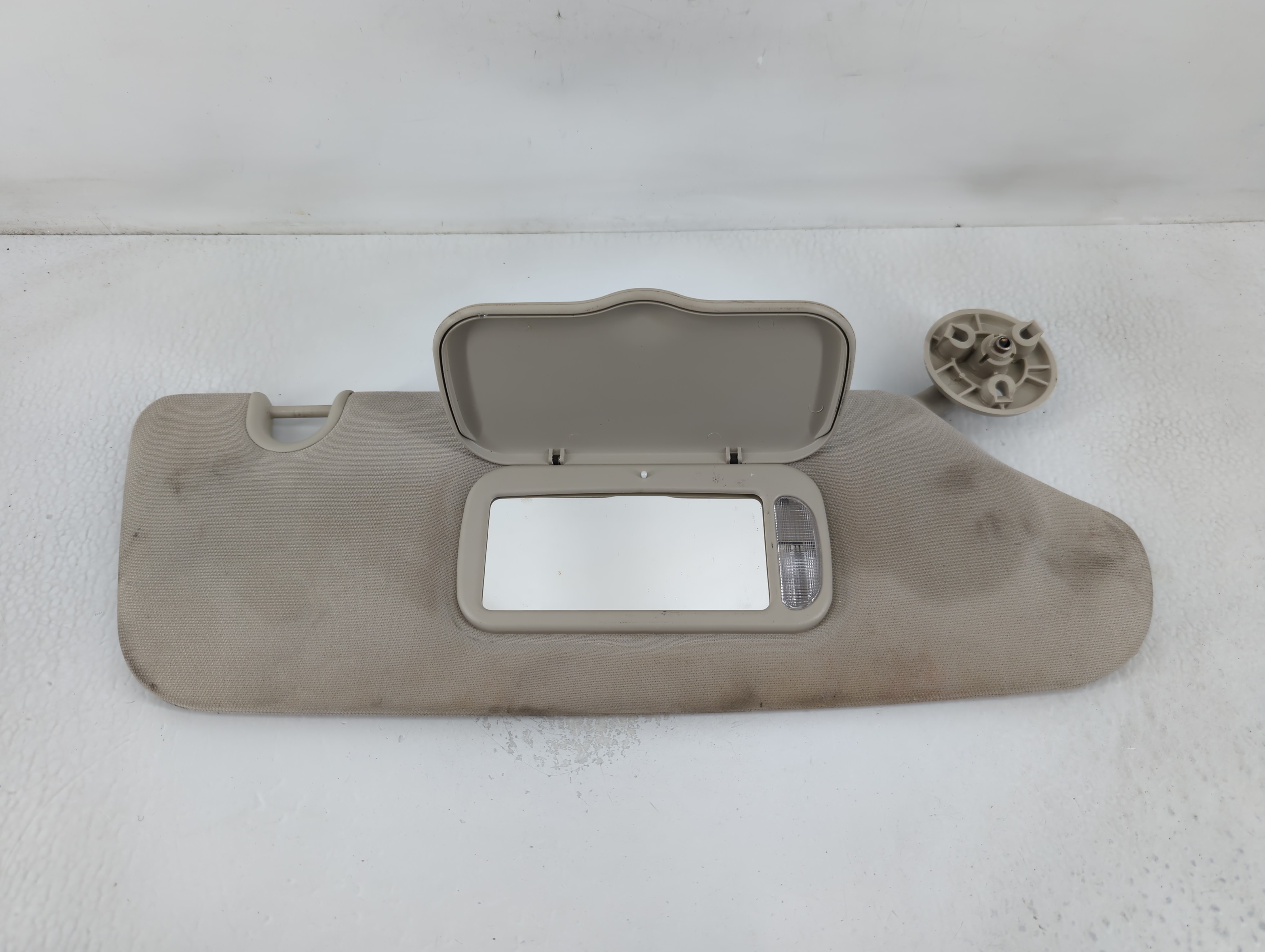 2011 Chrysler Town & Country Passenger Sun Visor Mirror Right Sunvisor 768863 - Oemusedautoparts1.com