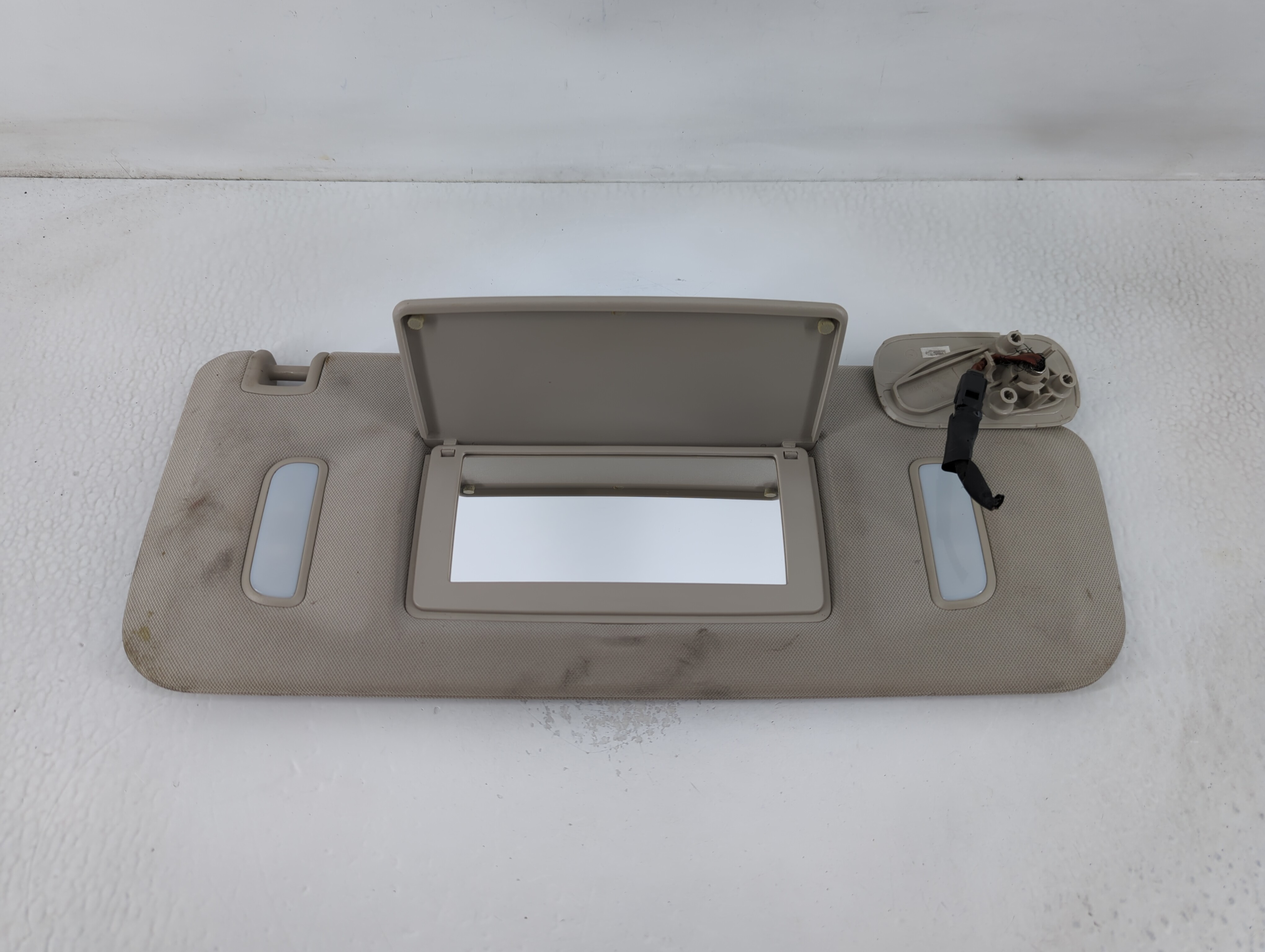 Gmc Yukon Xl Passenger Sun Visor Mirror Right Sunvisor Grey 768866 - Oemusedautoparts1.com