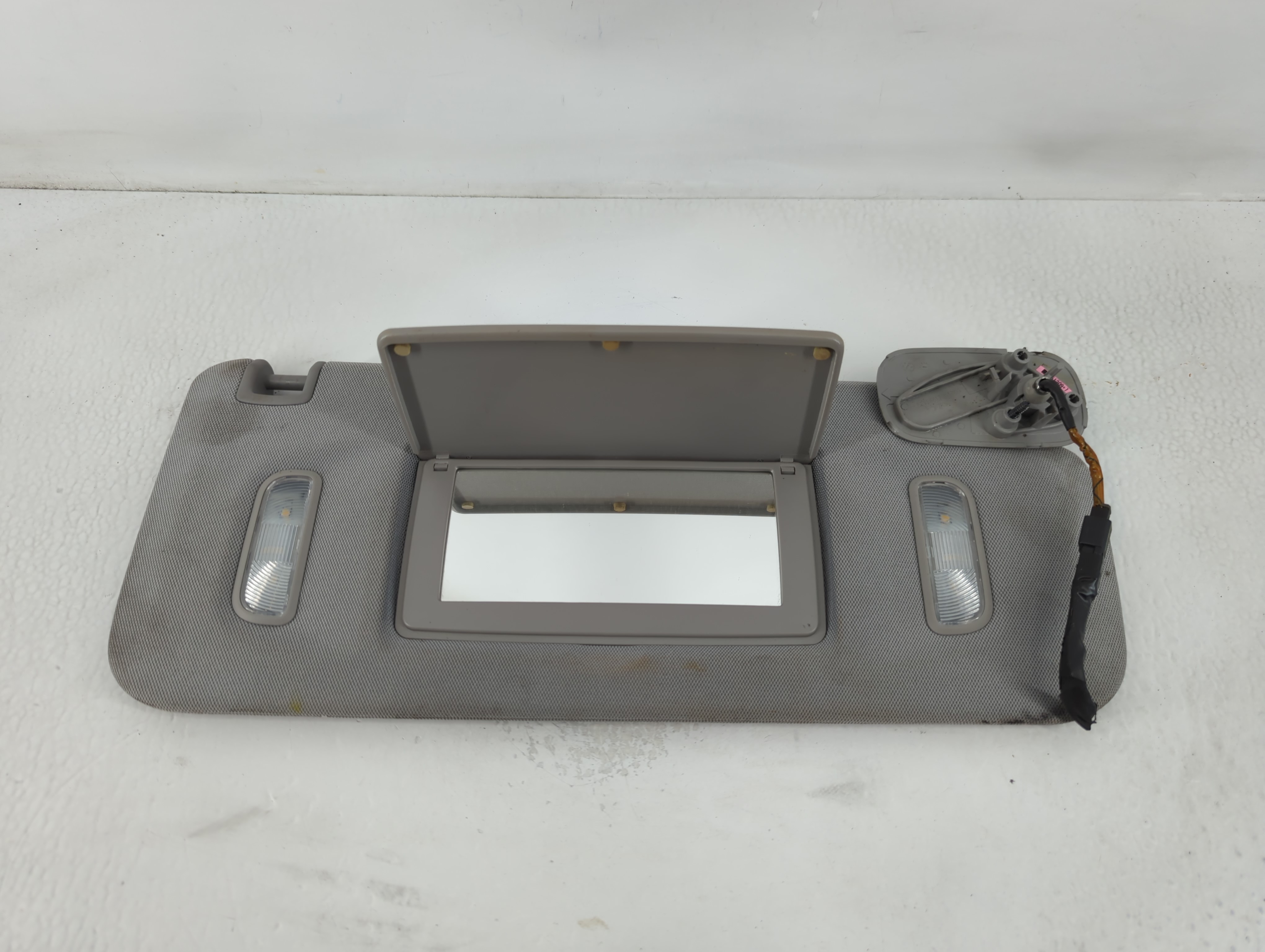Gmc Yukon Xl Passenger Sun Visor Mirror Right Sunvisor Grey 769001 - Oemusedautoparts1.com