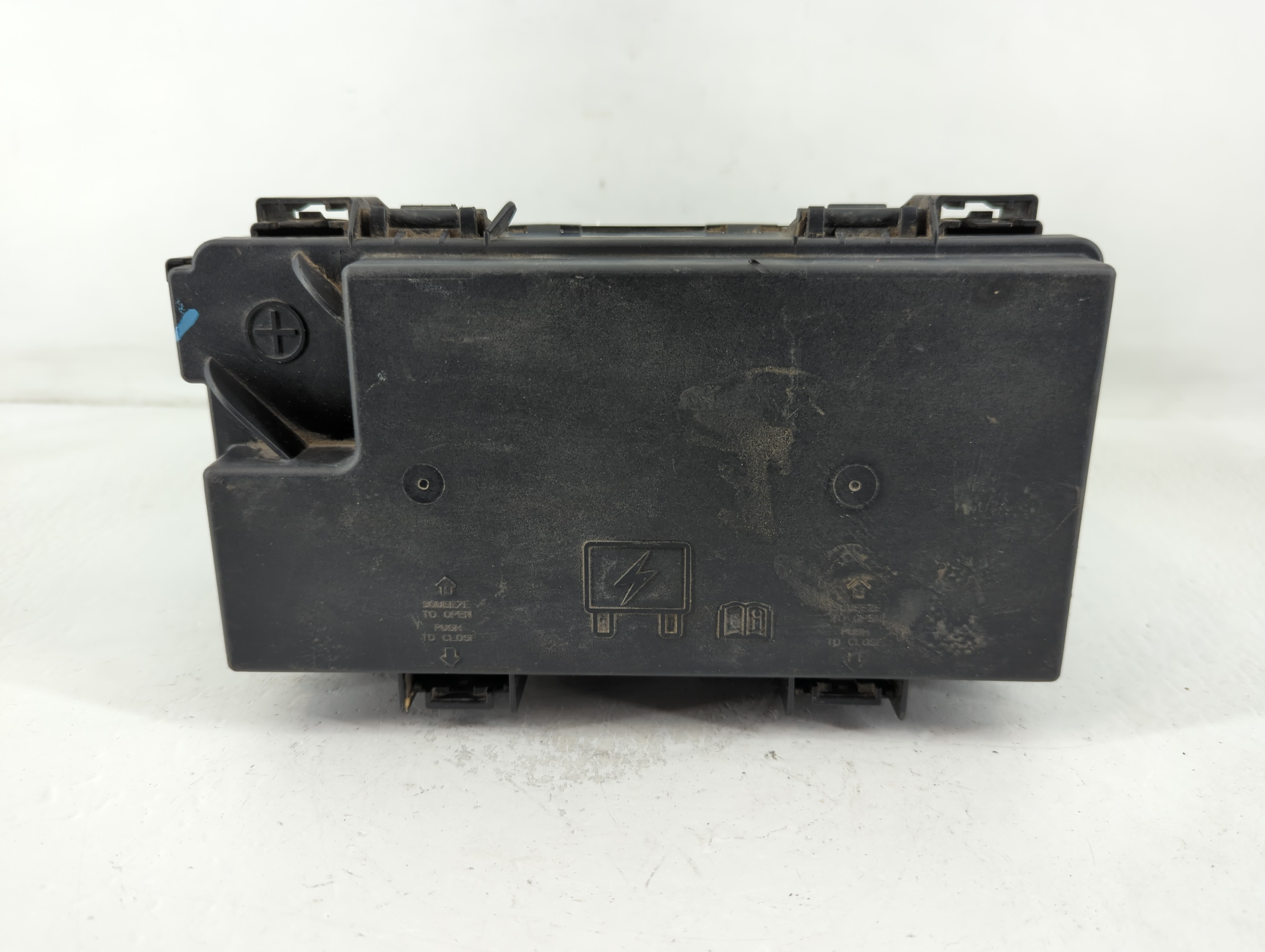 2009-2014 Volkswagen Routan Fusebox Fuse Box Relay Module R62337-001 769920 - Oemusedautoparts1.com