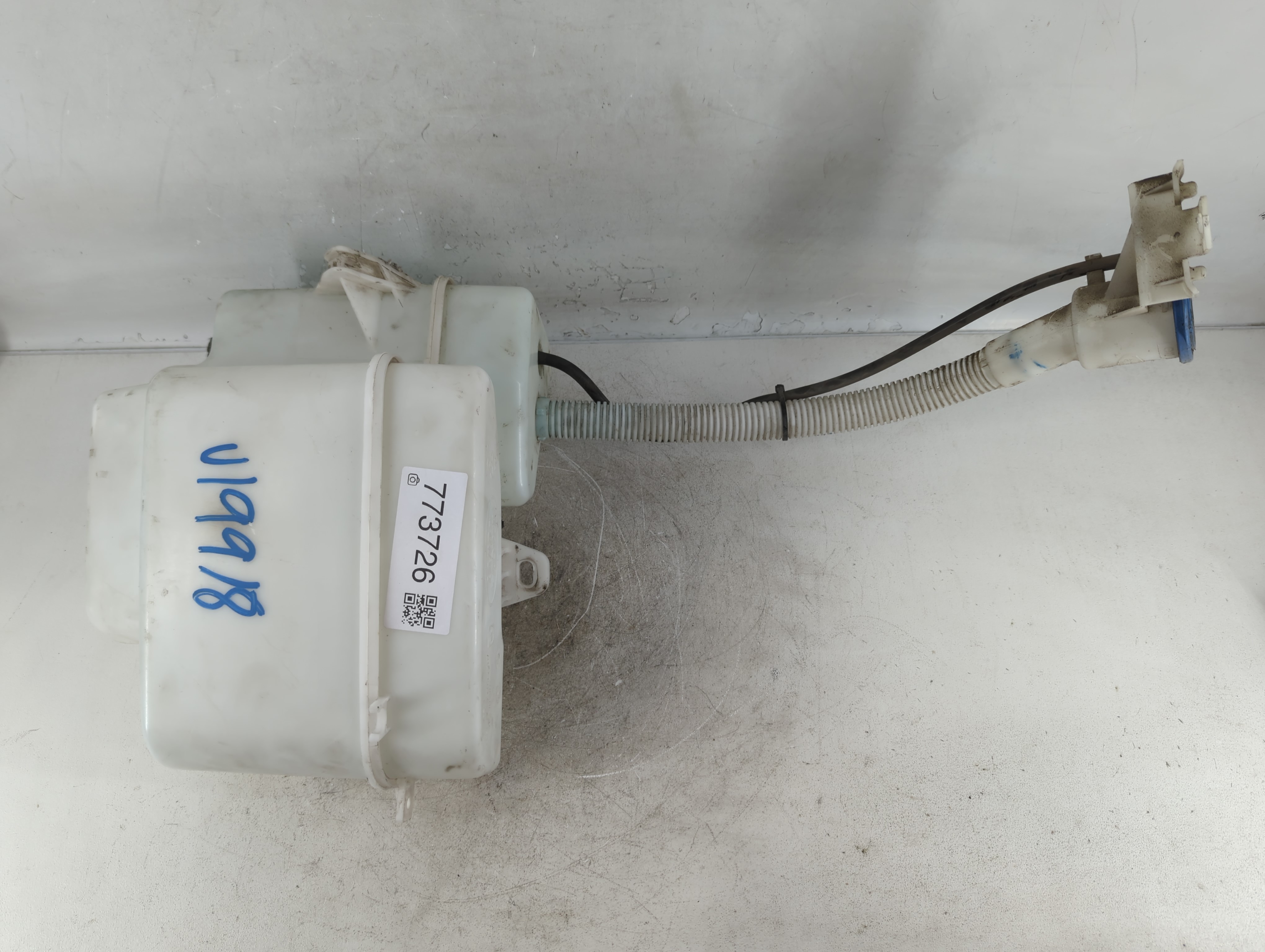 2010 Land Rover Range Rover Windshield Washer Fluid Reservoir Bottle Oem 773726 - Oemusedautoparts1.com