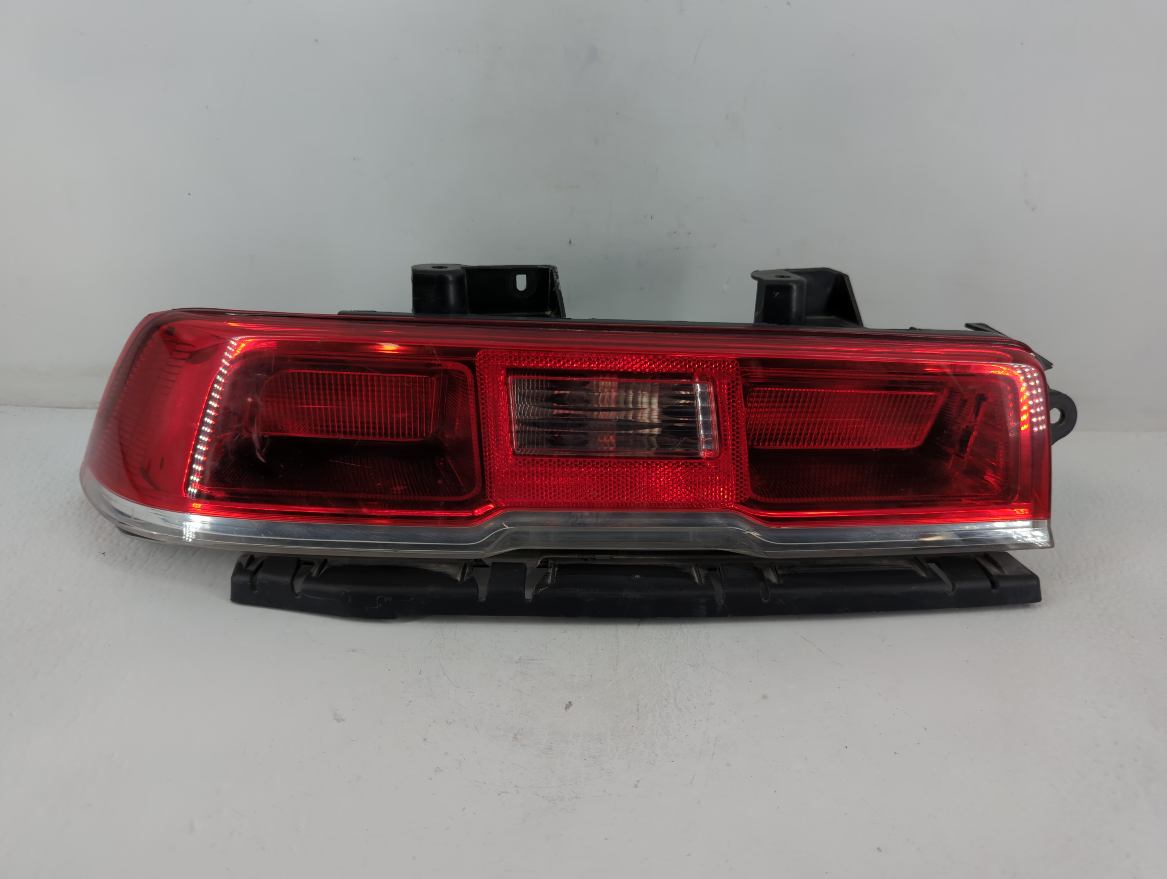 Picture of 2014-2015 Chevrolet Camaro Passenger Right Side Tail Light Taillight Oem 773976