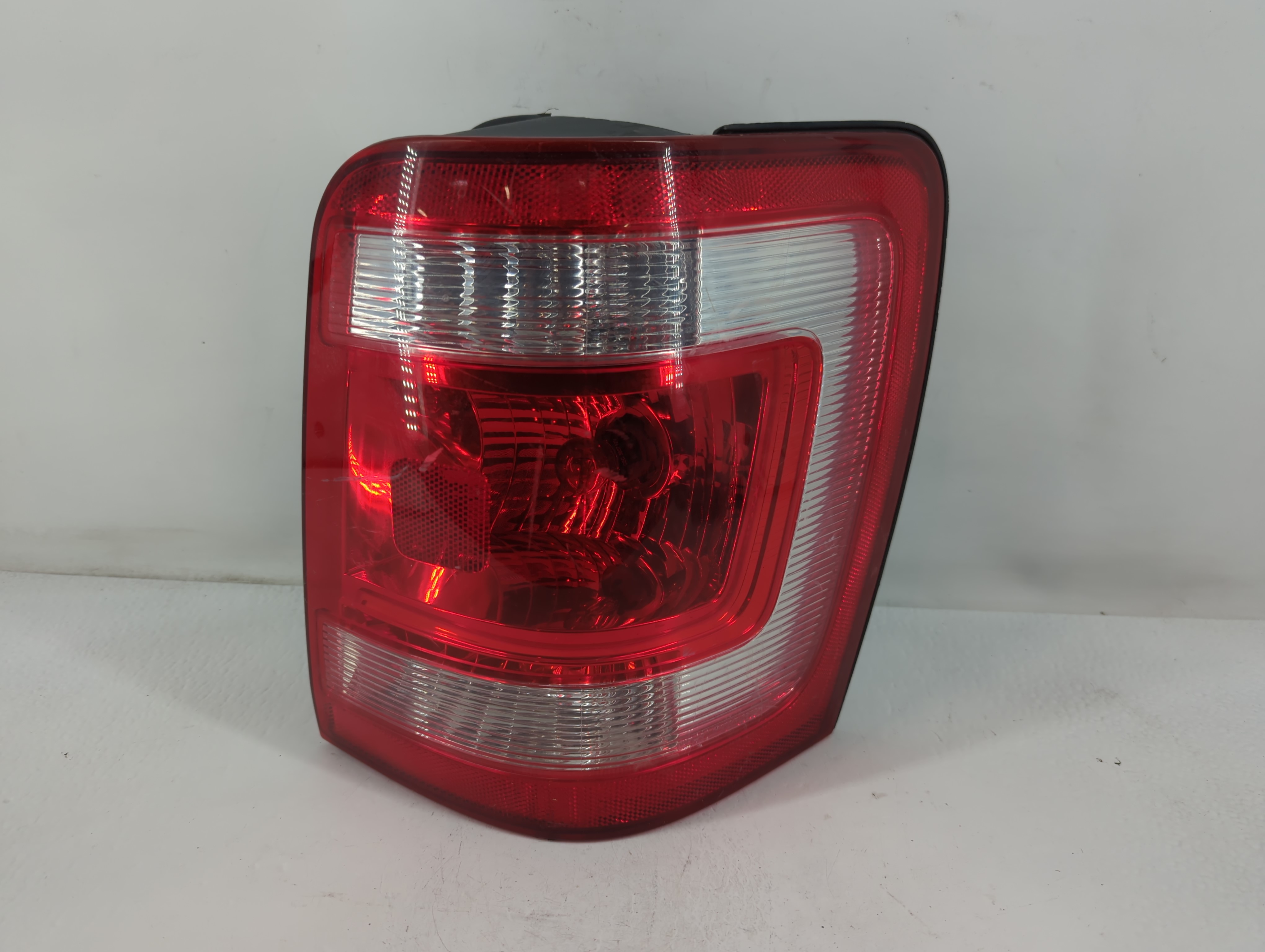 2008-2012 Ford Escape Driver Left Side Tail Light Taillight Oem 774001 - Oemusedautoparts1.com