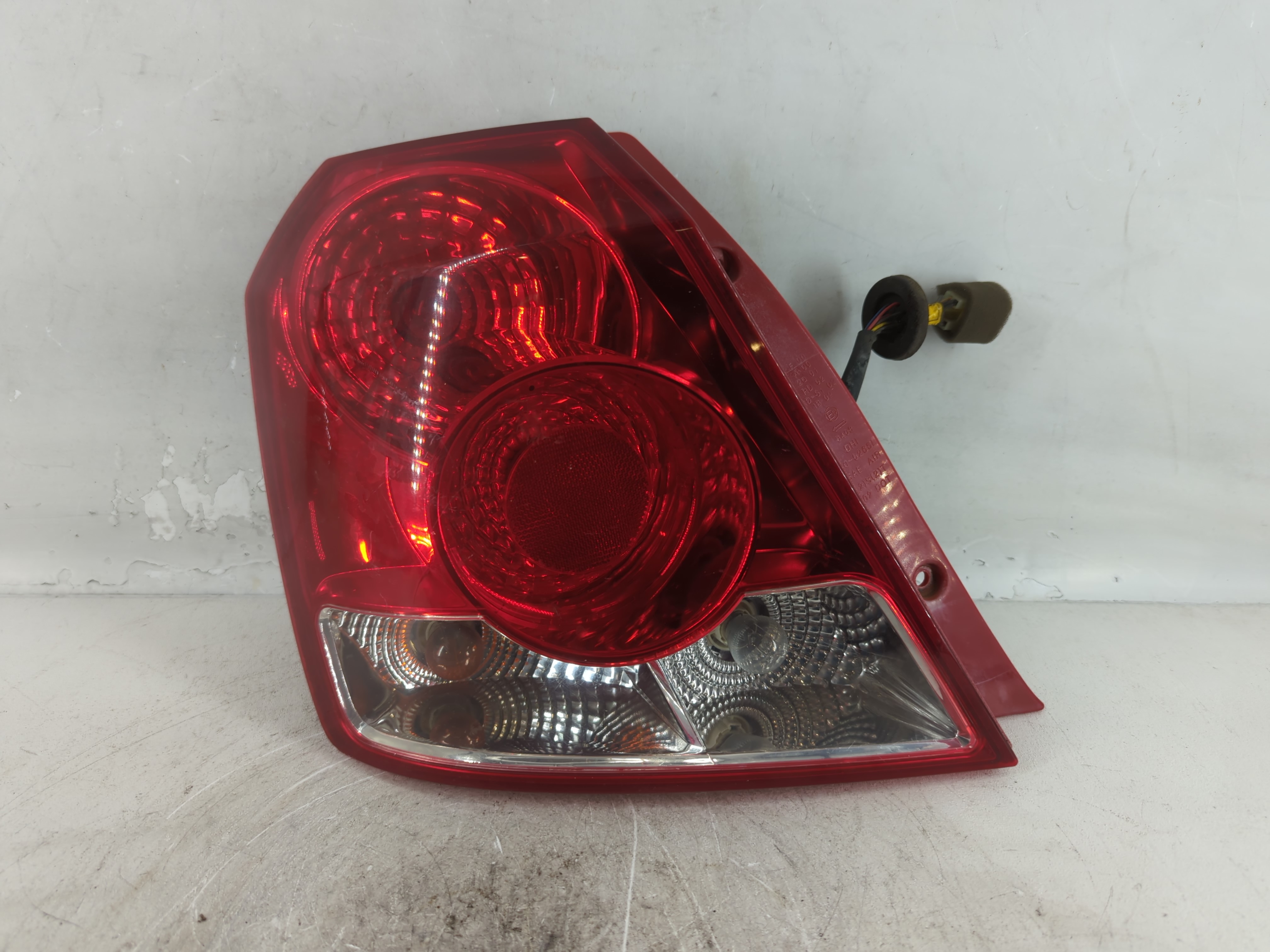 2004-2006 Chevrolet Aveo Rear Center Lid Brake Light Tail Light Red 774563 - Oemusedautoparts1.com
