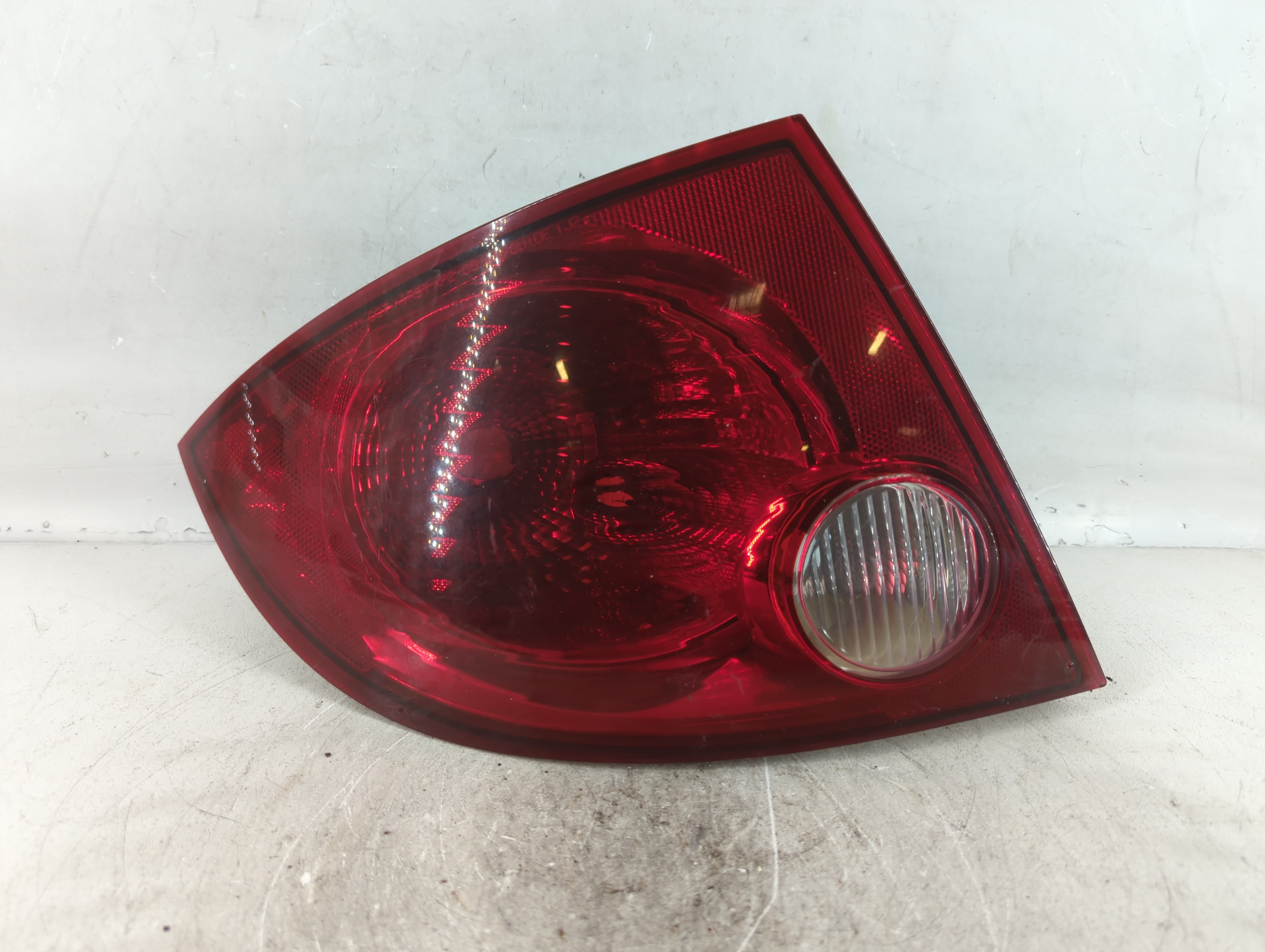 2005-2010 Chevrolet Cobalt Rear Center Lid Brake Light Tail Light Red 774575 - Oemusedautoparts1.com